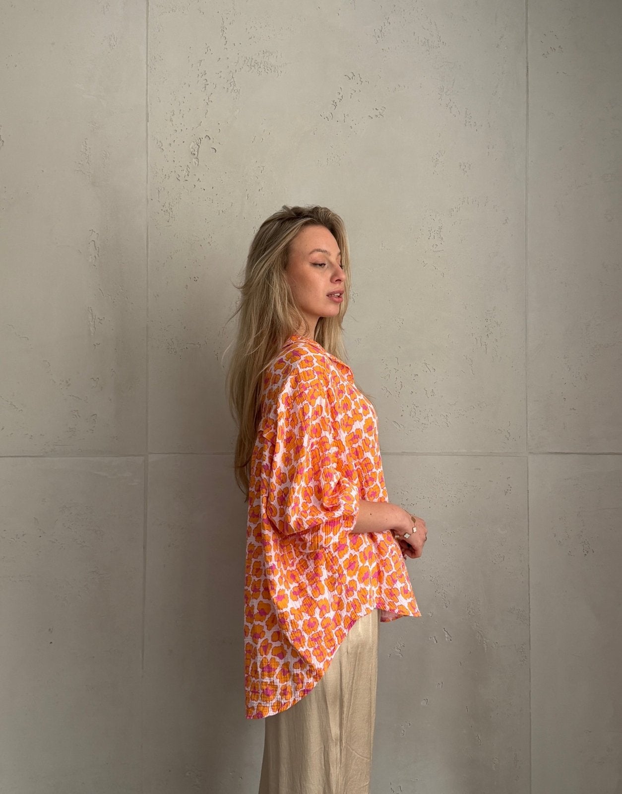 Musselin Bluse mit Neon - Muster – Oversize, durchgeknöpft, 100% Baumwolle - Switch - Fashion