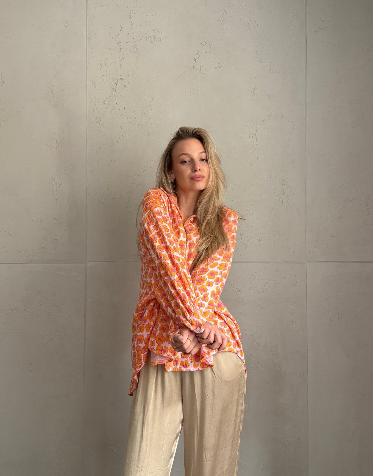 Musselin Bluse mit Neon - Muster – Oversize, durchgeknöpft, 100% Baumwolle - Switch - Fashion
