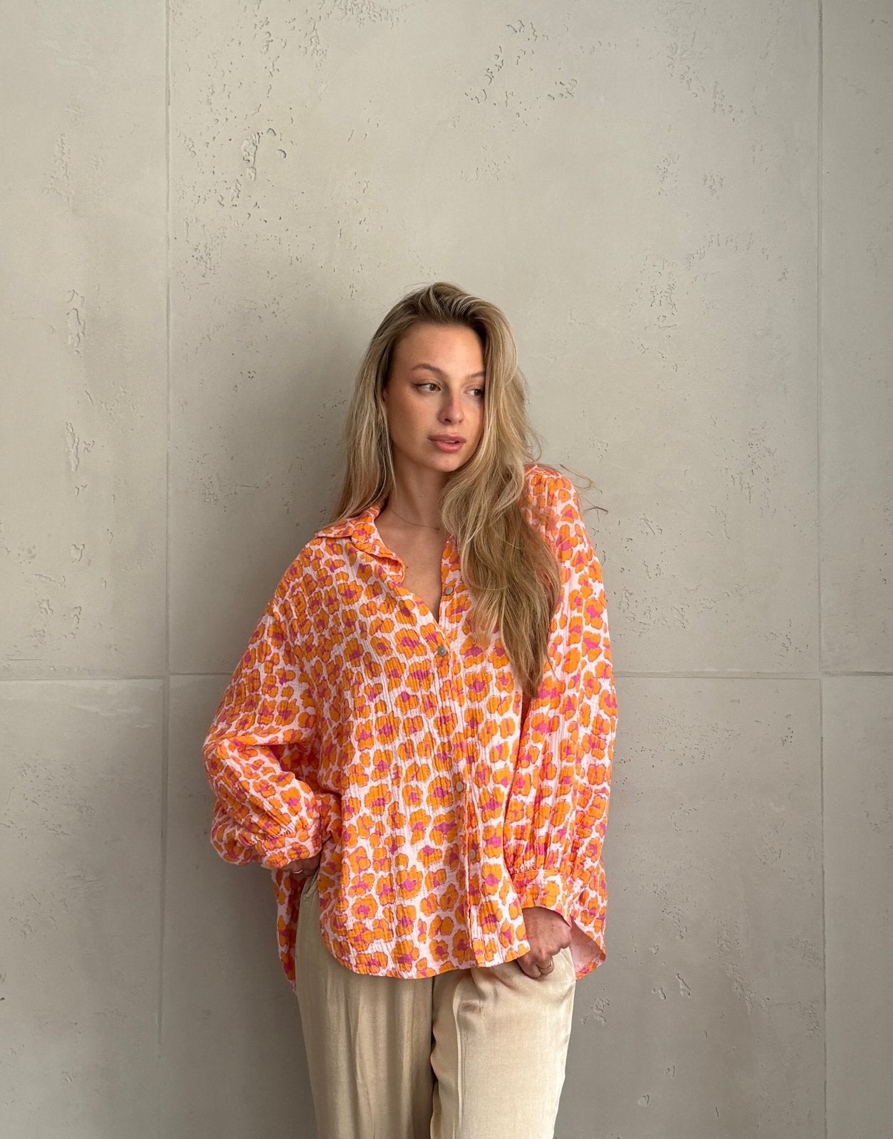 Musselin Bluse mit Neon - Muster – Oversize, durchgeknöpft, 100% Baumwolle - Switch - Fashion