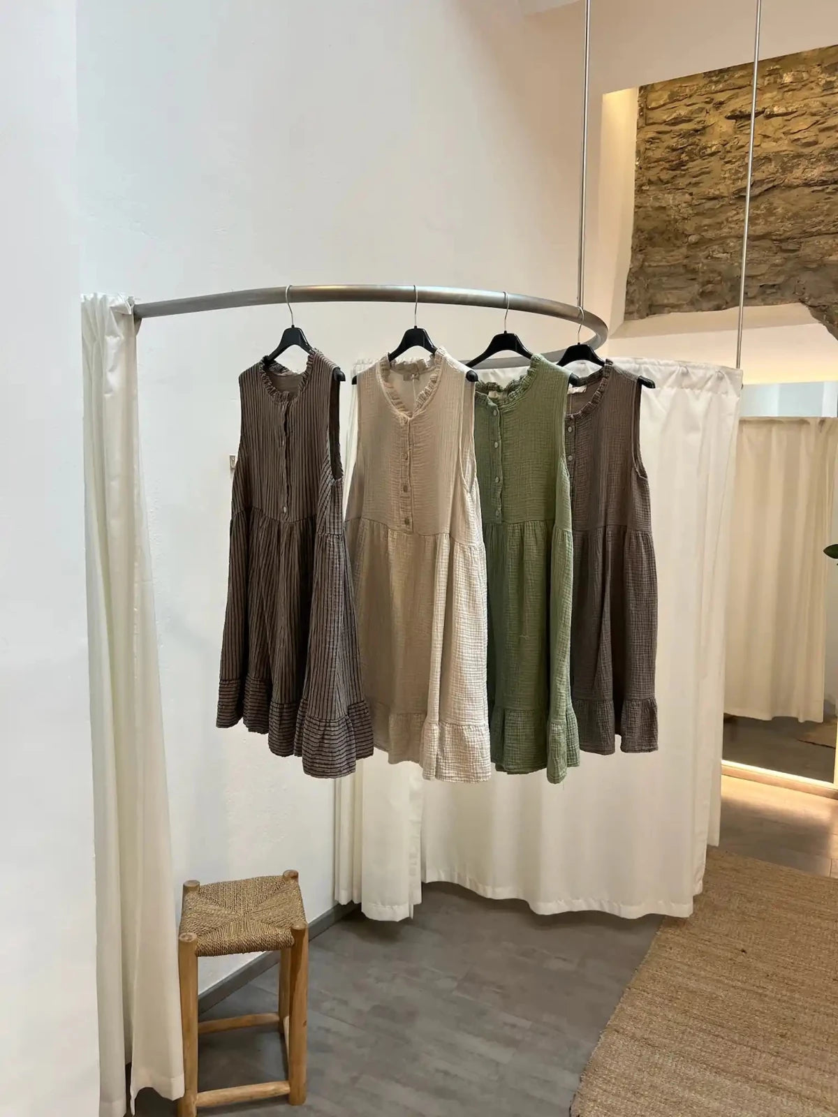 Musselin Minikleid mit Rüschenkragen – Ärmellos, Uni - Switch-Fashion