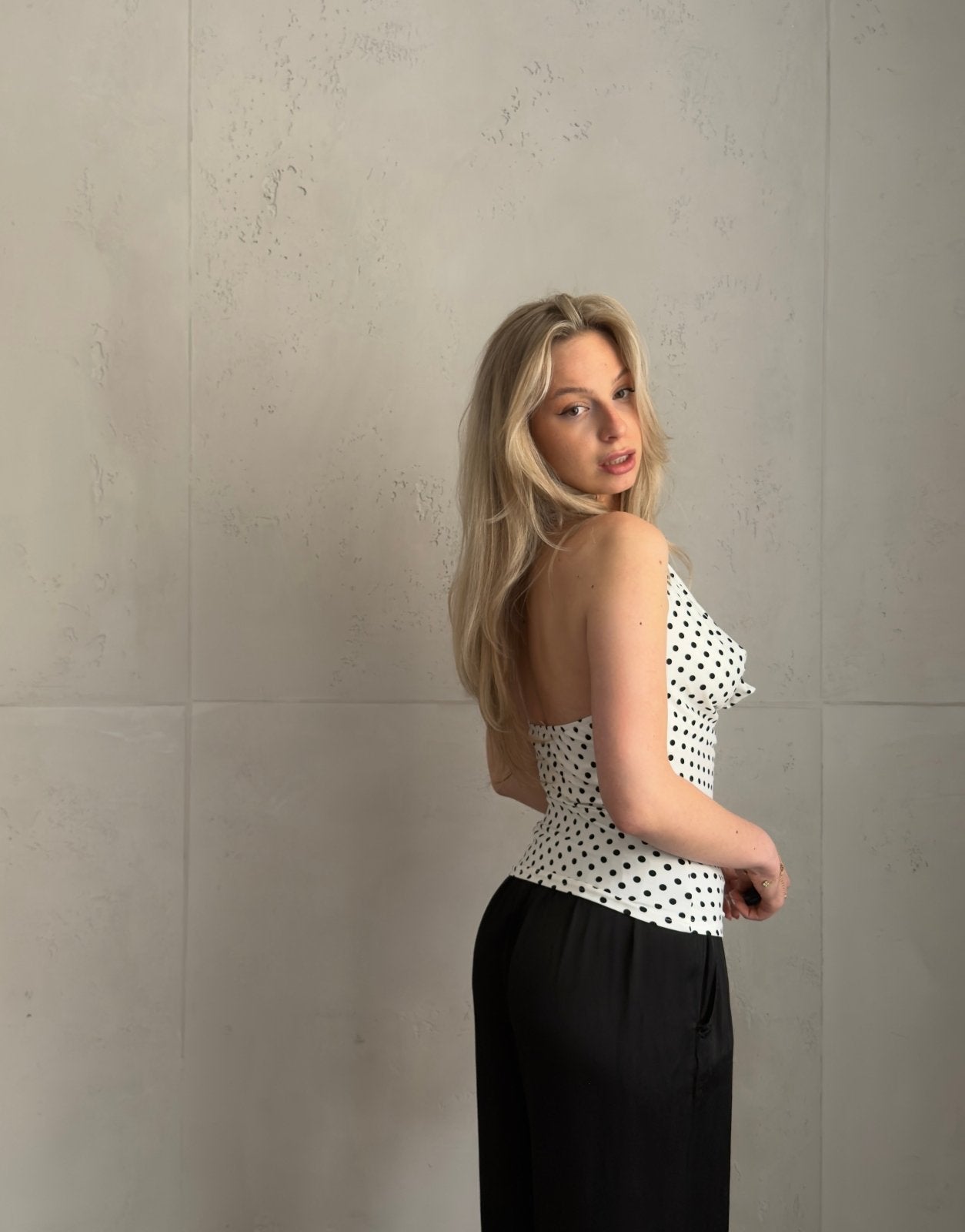 Neckholder Top mit Wasserfallausschnitt & Punkten – Weiß/Schwarz - Switch - Fashion