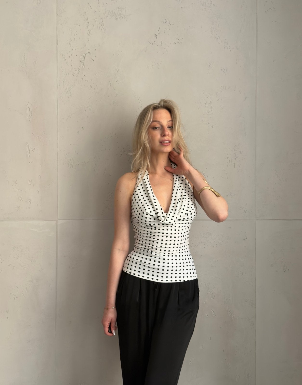 Neckholder Top mit Wasserfallausschnitt & Punkten – Weiß/Schwarz - Switch - Fashion