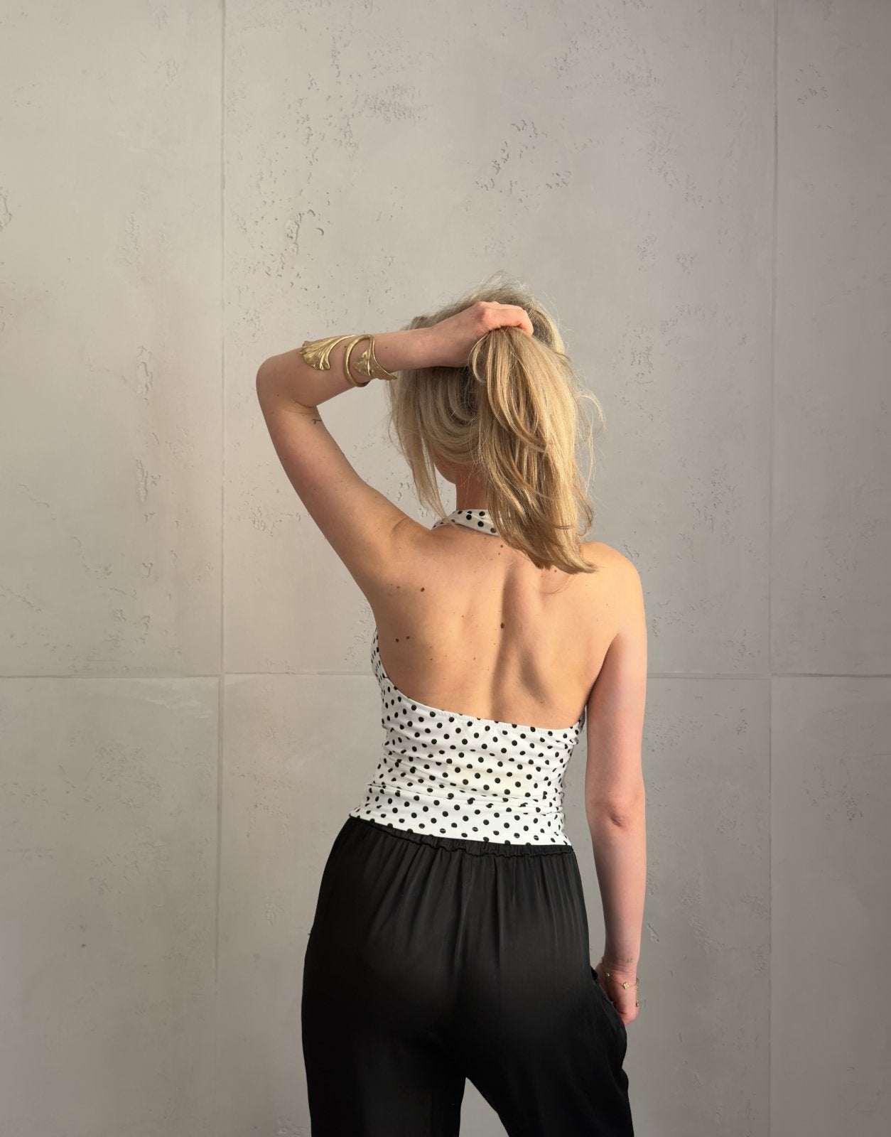 Neckholder Top mit Wasserfallausschnitt & Punkten – Weiß/Schwarz - Switch - Fashion