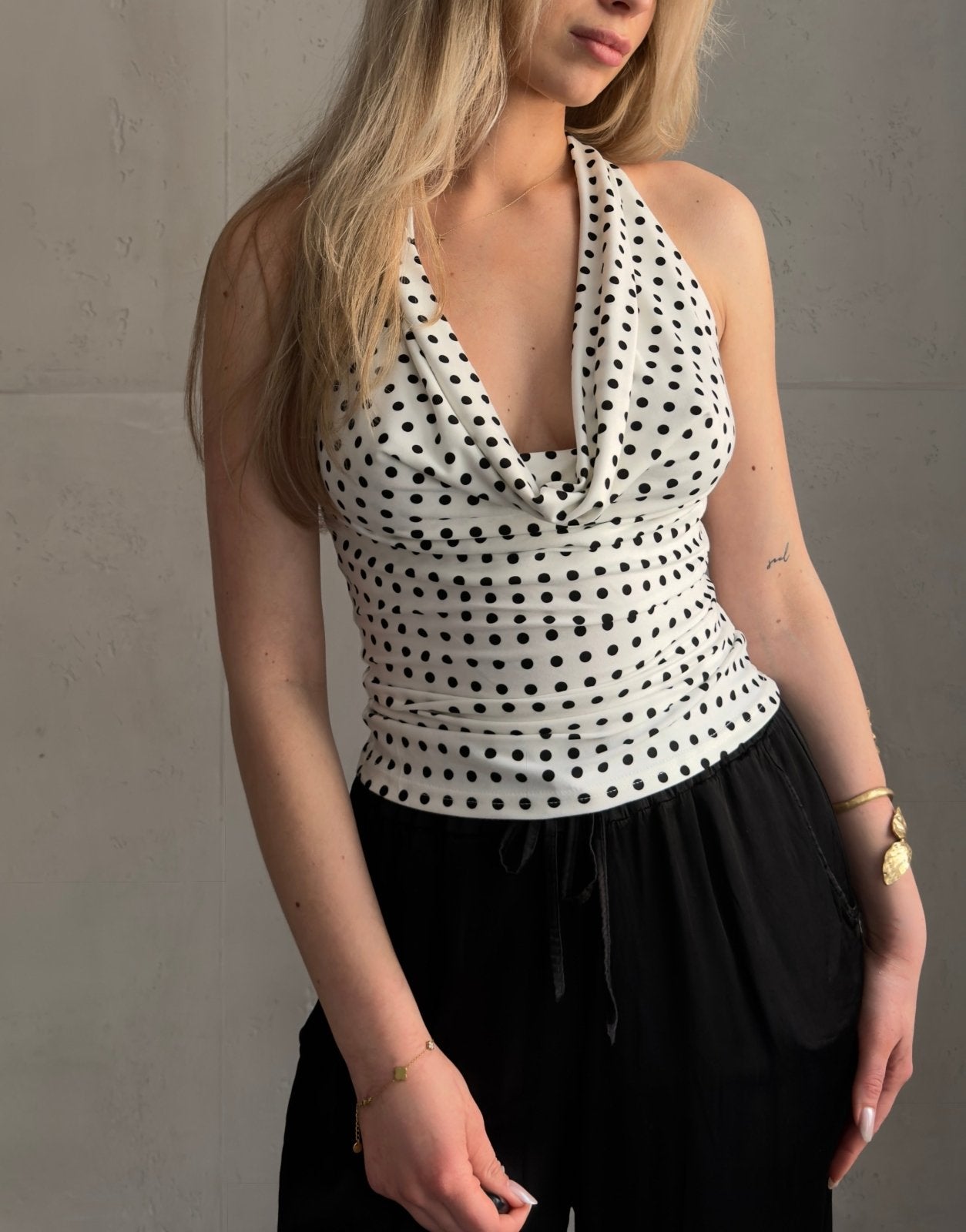 Neckholder Top mit Wasserfallausschnitt & Punkten – Weiß/Schwarz - Switch - Fashion