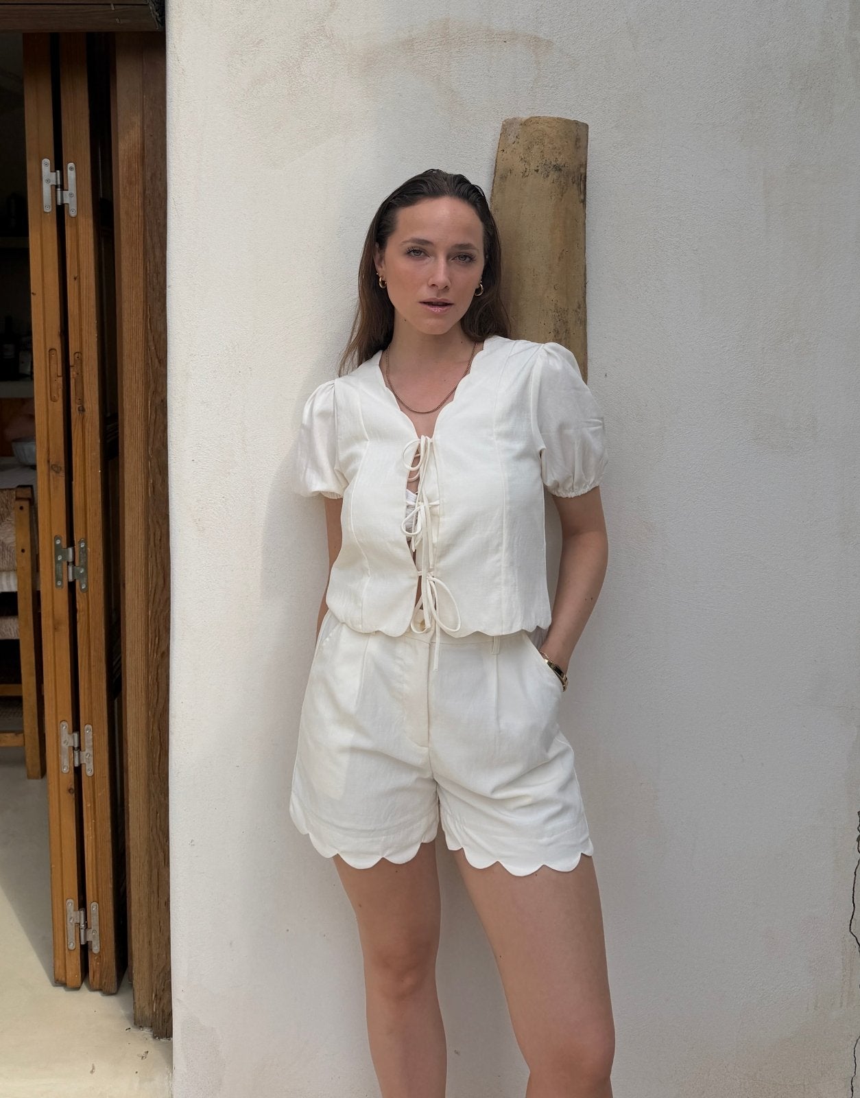 Offwhite Shorts mit Wellenrand – Bundfalte, Knöpfe, gefüttert - Switch-Fashion