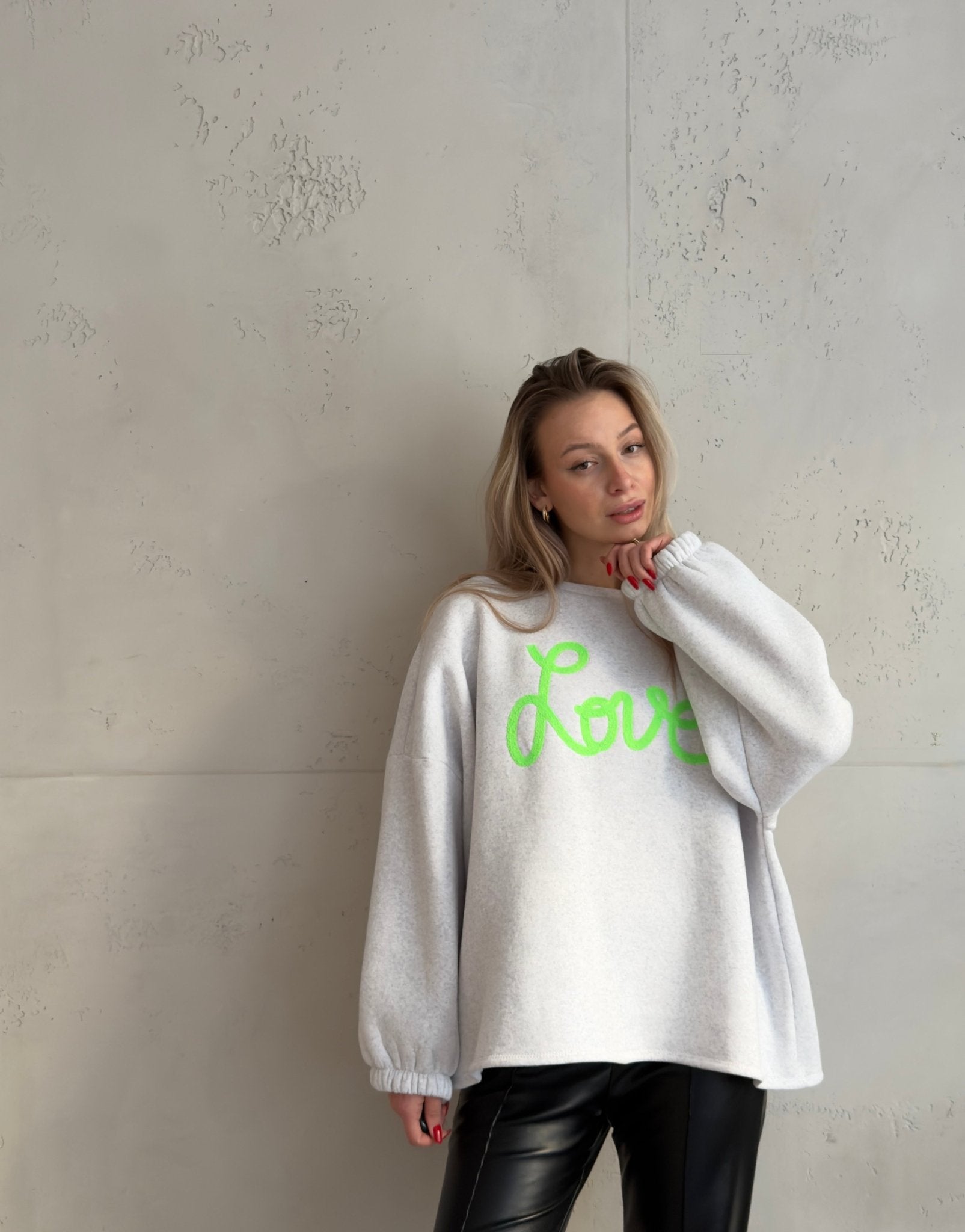 Oversize Sweatshirt mit Love Stickerei - Switch - Fashion