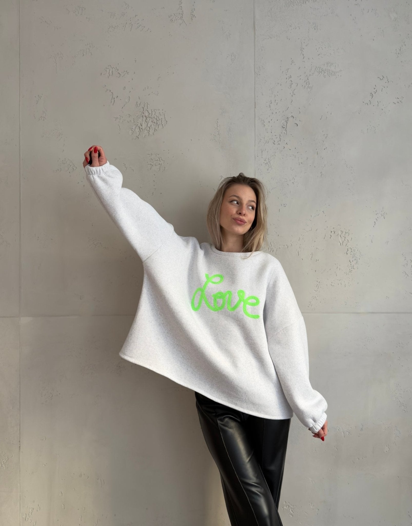 Oversize Sweatshirt mit Love Stickerei - Switch - Fashion