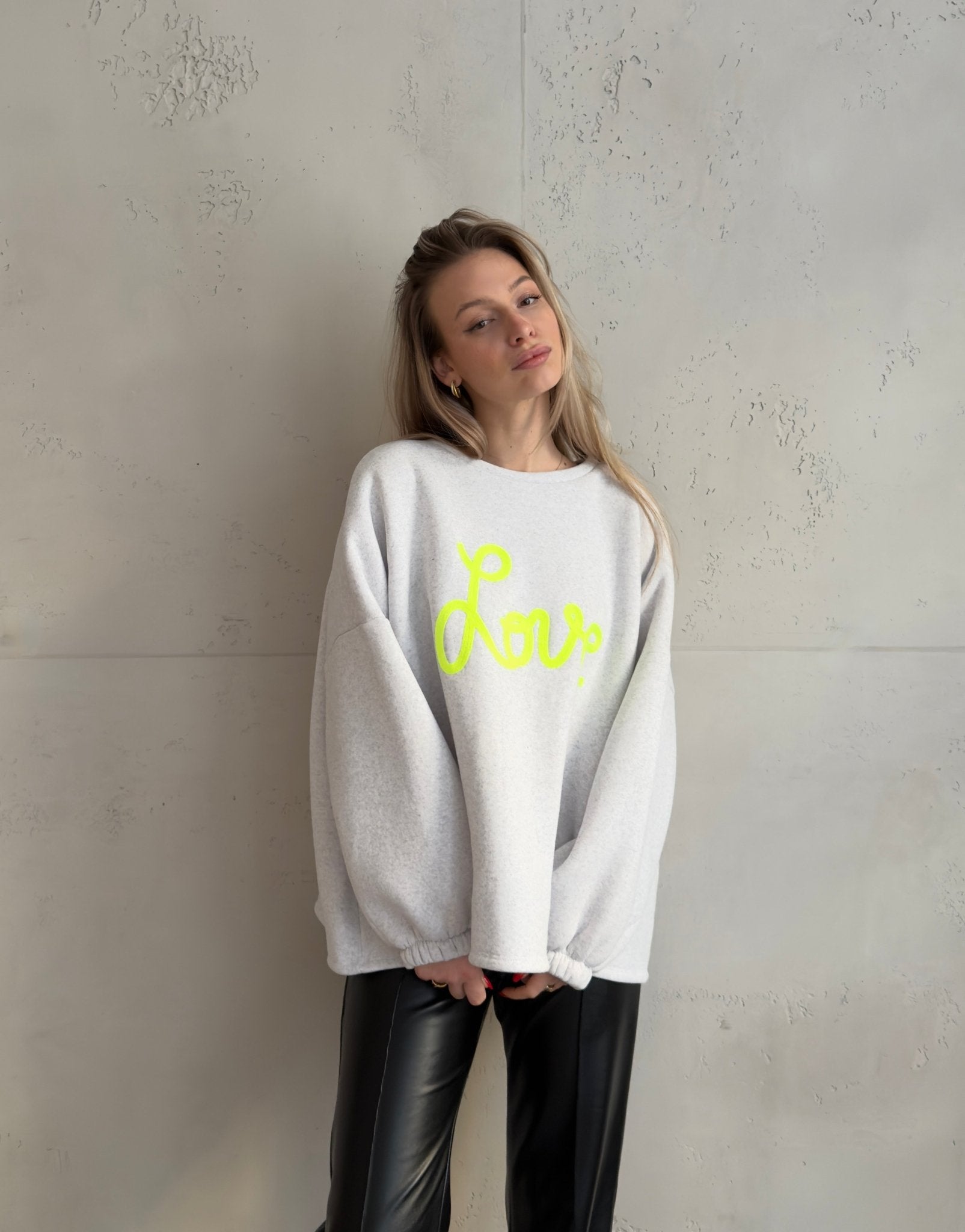 Oversize Sweatshirt mit Love Stickerei - Switch - Fashion