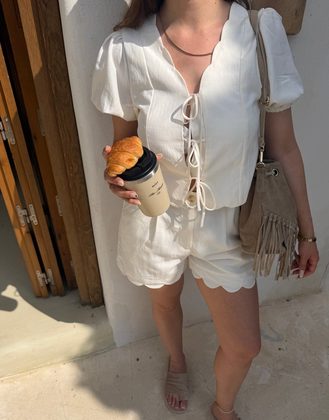 Puffärmel Bluse zum Binden – V-Ausschnitt, Wellenrand, Offwhite - Switch-Fashion