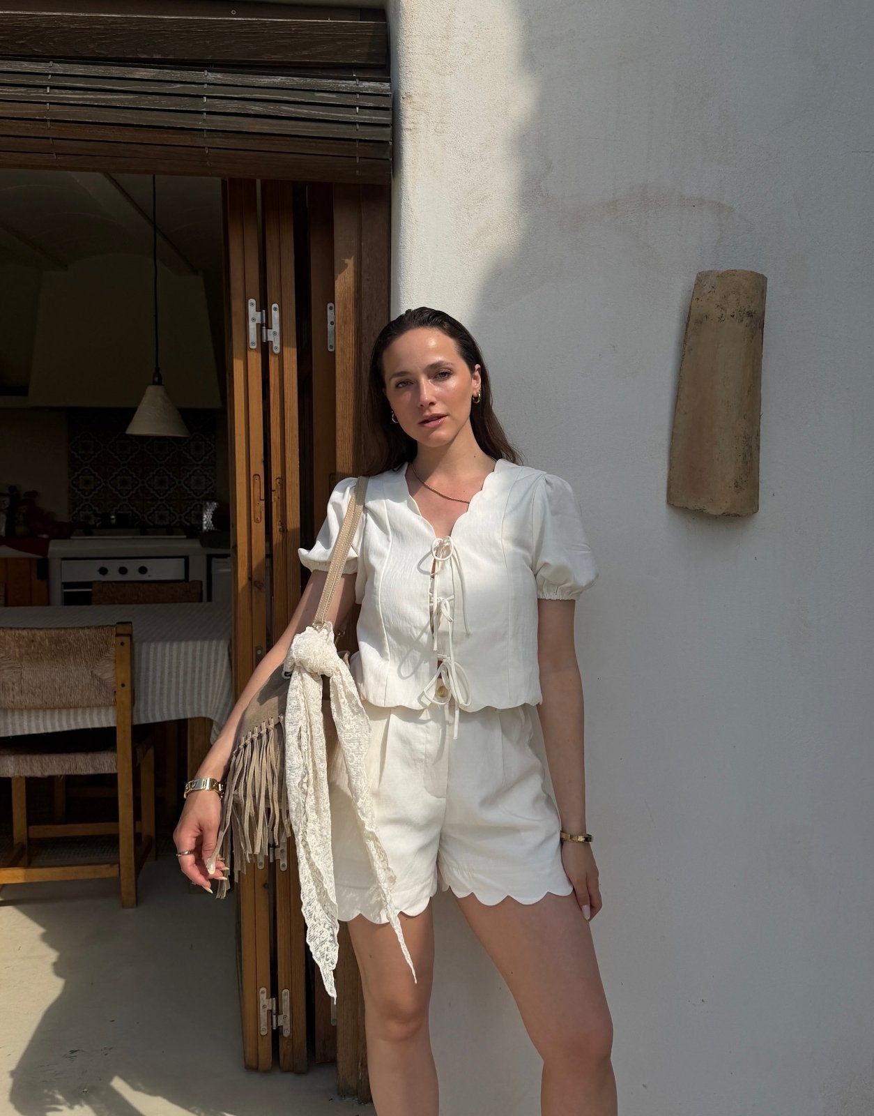 Puffärmel Bluse zum Binden – V-Ausschnitt, Wellenrand, Offwhite - Switch-Fashion