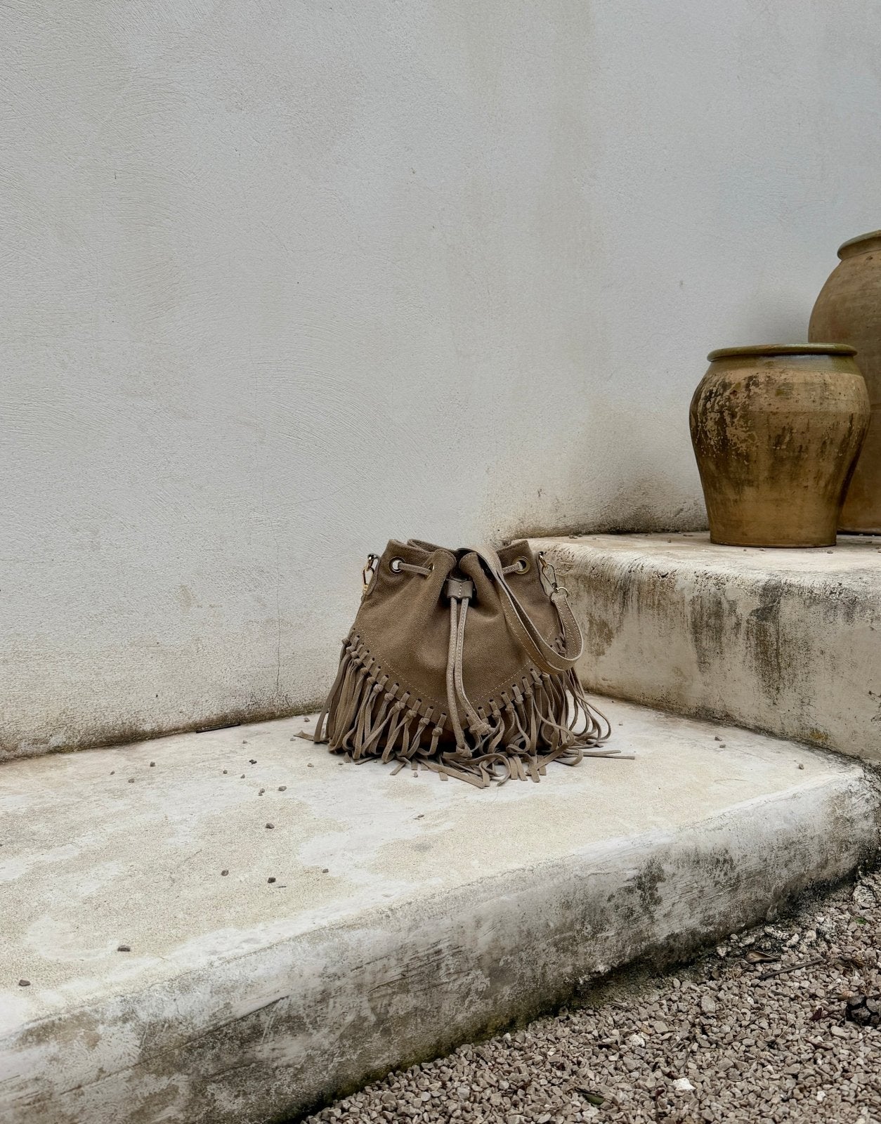 Suede Bucket Bag mit Fransen – 100% Leder, Dunkelbeige - Switch-Fashion