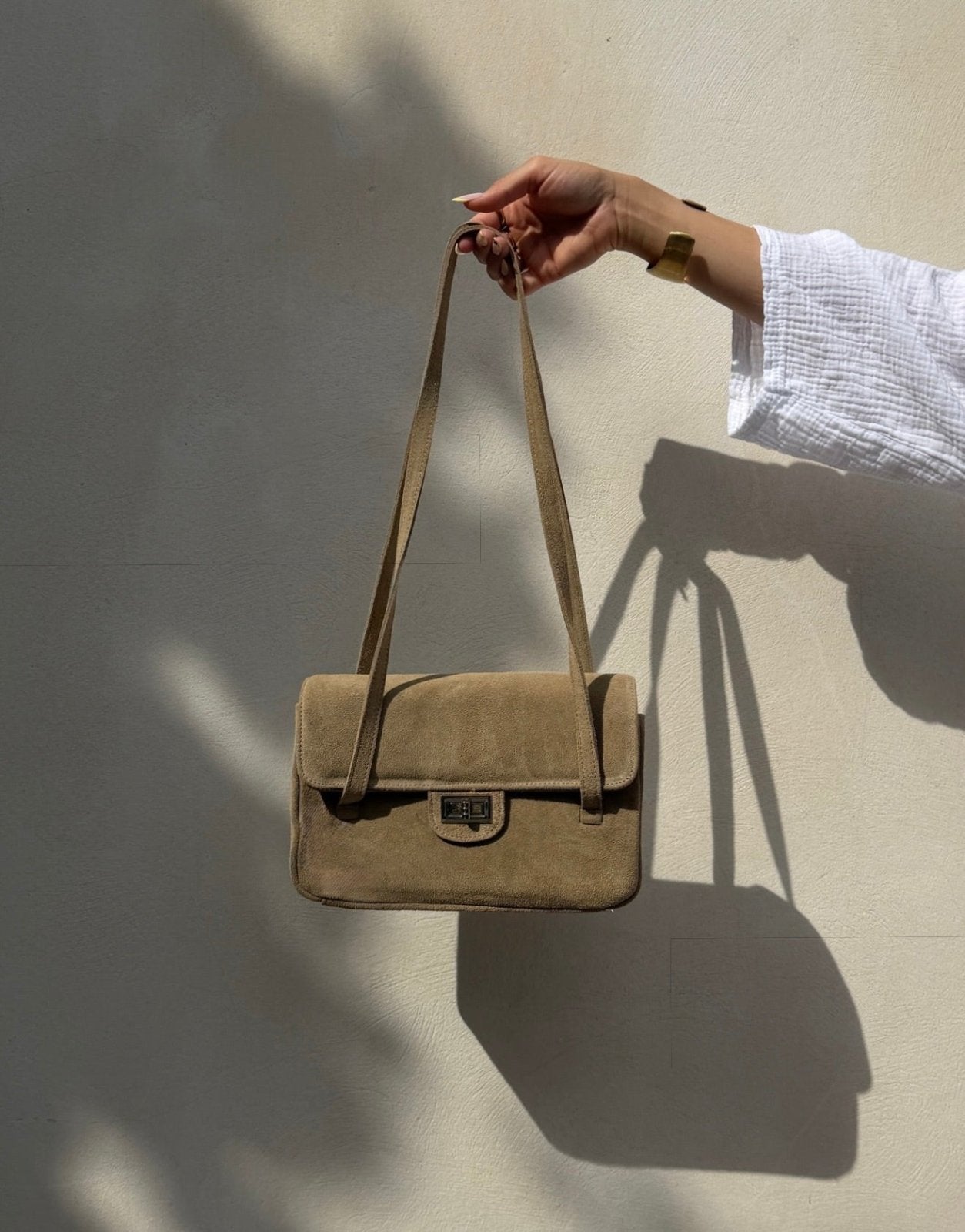 Suede Clutch mit Umhängeriemen – 100% Wildleder, Dunkelbeige - Switch-Fashion