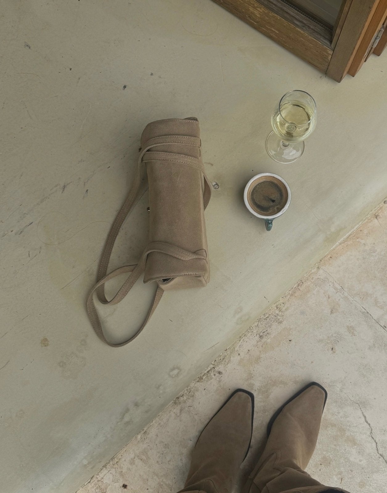 Suede Clutch mit Umhängeriemen – 100% Wildleder, Dunkelbeige - Switch-Fashion