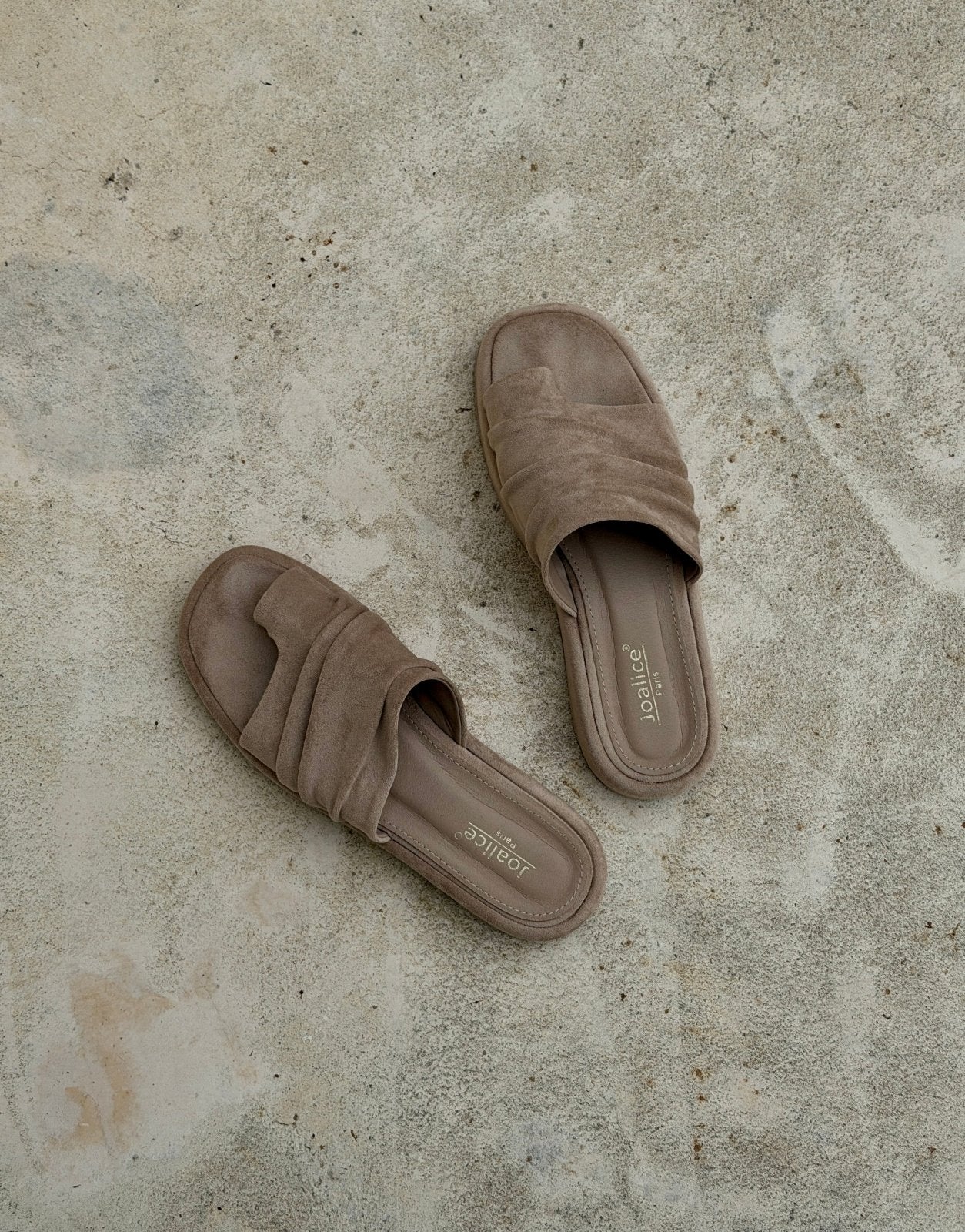 Thong Sandals in Wildlederoptik – Breiter Riemen, Chunky Sole - Switch-Fashion