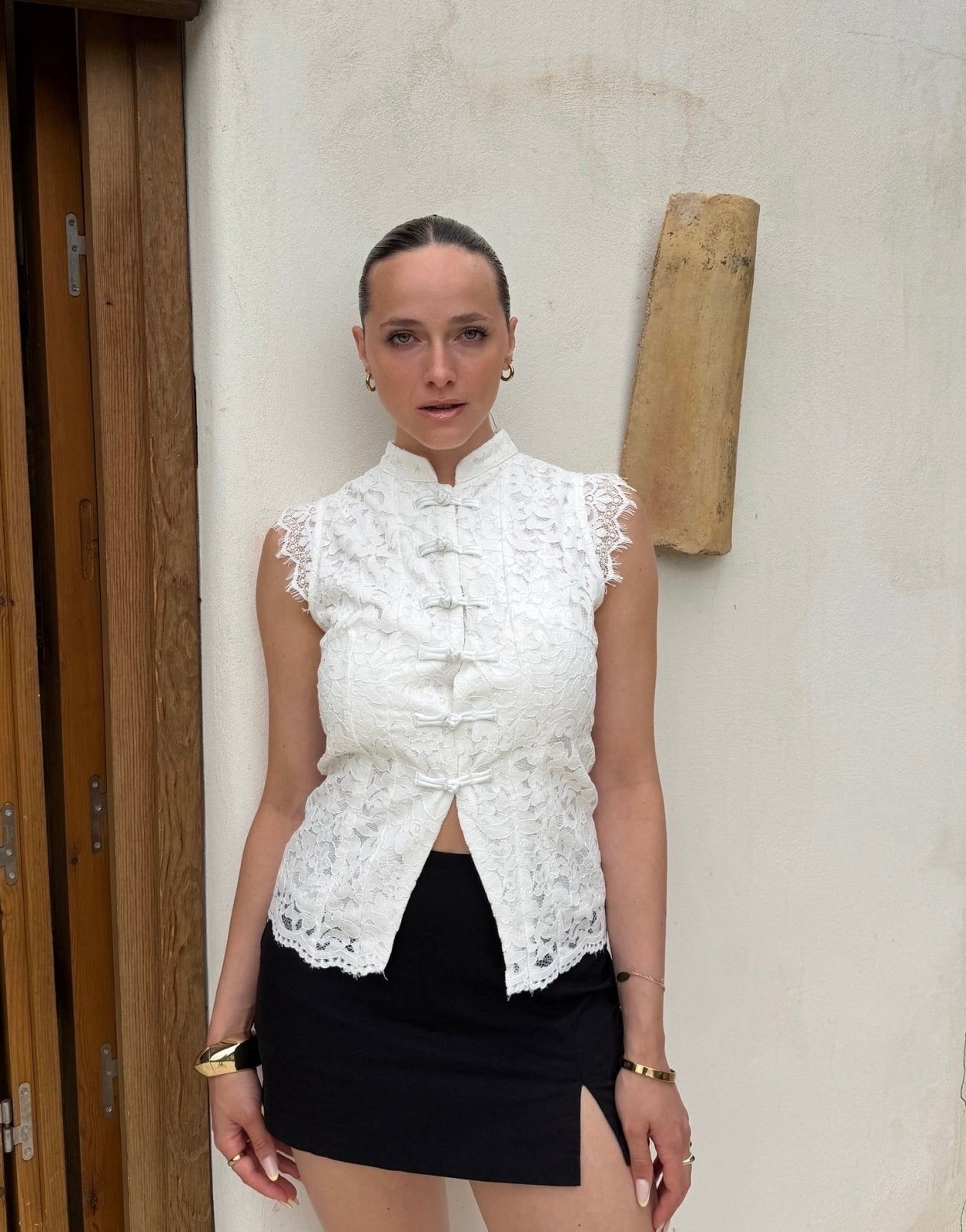 Weiße Bluse mit Toggle-Verschluss – Ärmellos, hochgeschlossen, figurbetont - Switch-Fashion