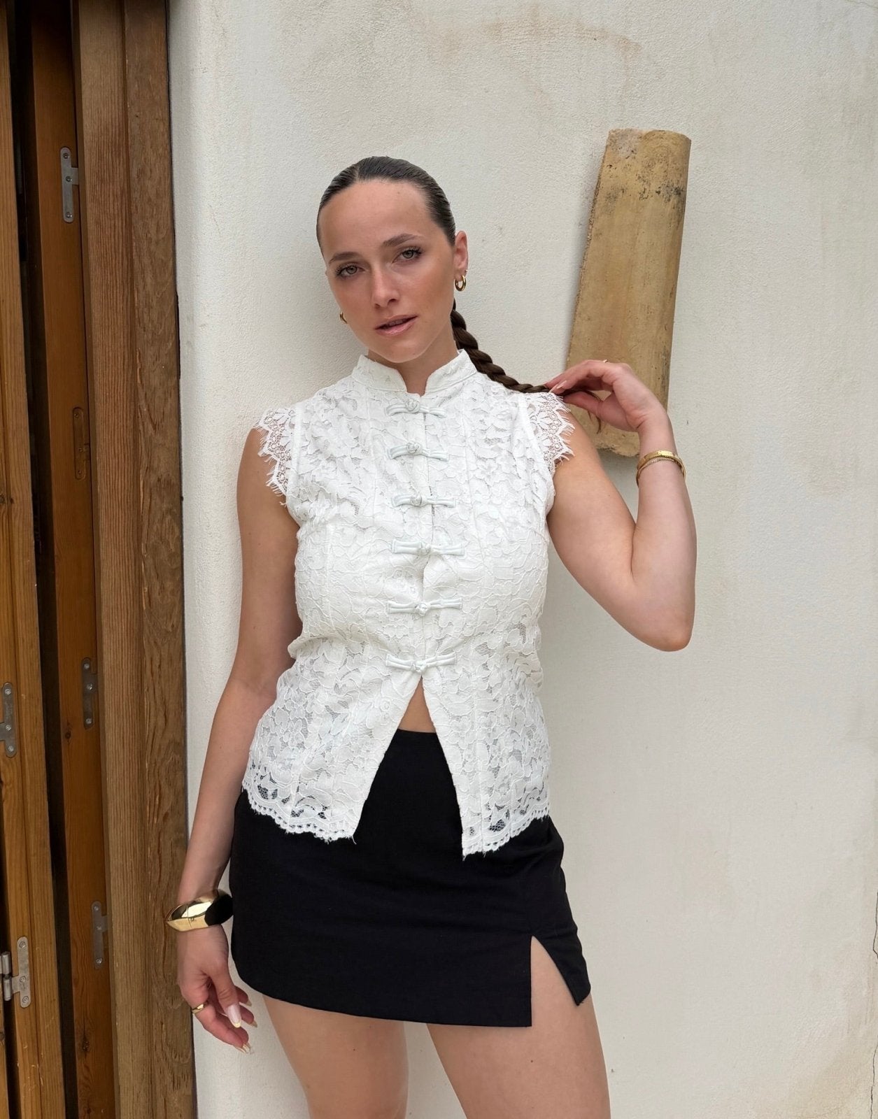 Weiße Bluse mit Toggle-Verschluss – Ärmellos, hochgeschlossen, figurbetont - Switch-Fashion