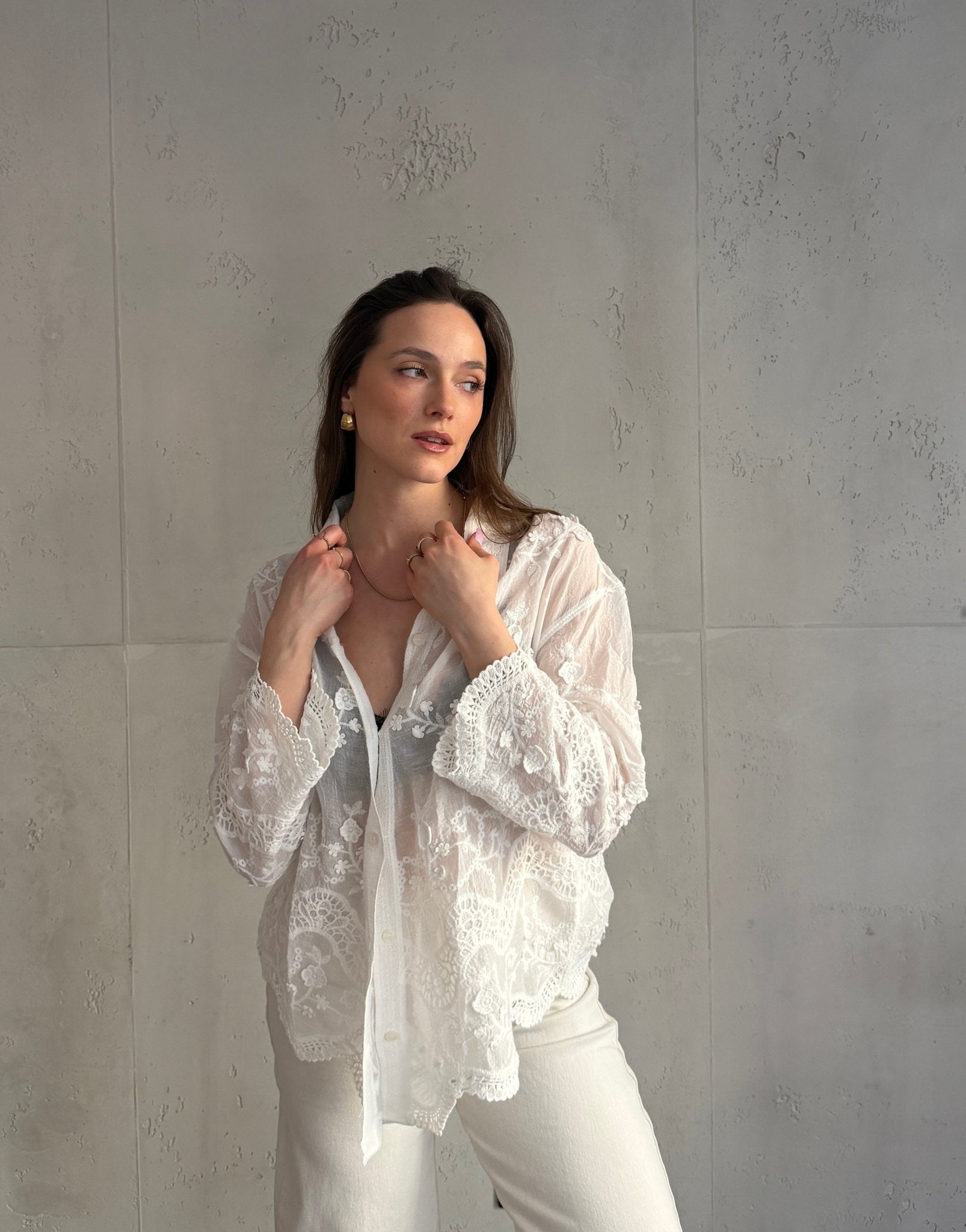 Weiße Hemdbluse aus Baumwolle – Spitze & Häkel - Details - Switch - Fashion