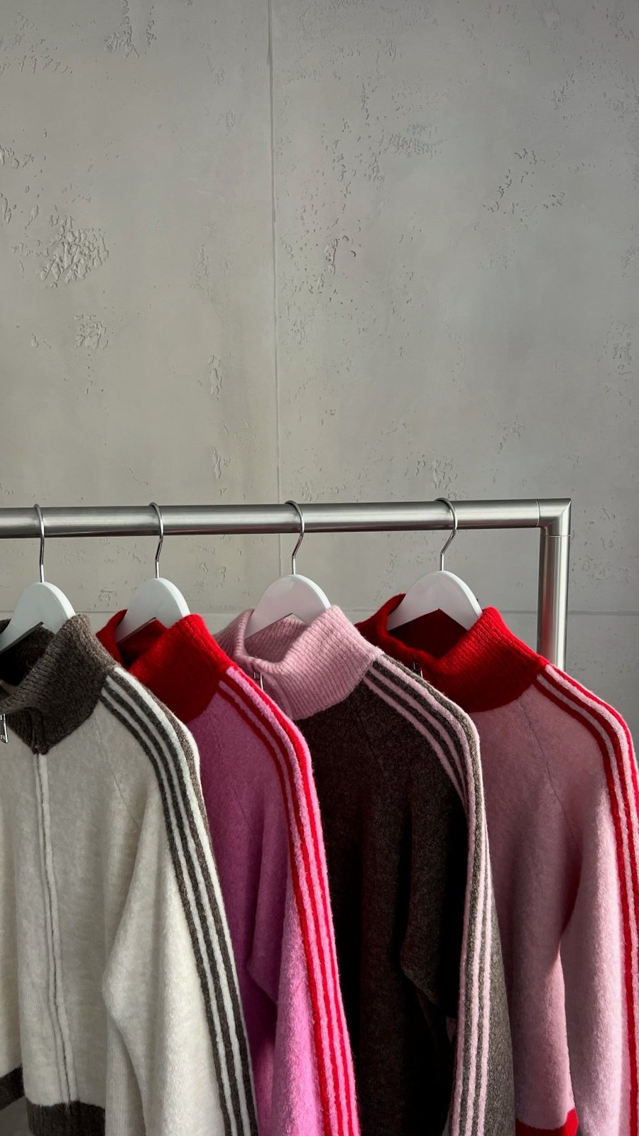 Zip Strickjacke mit Ärmelstreifen – Stehkragen, Super Weich - Switch-Fashion