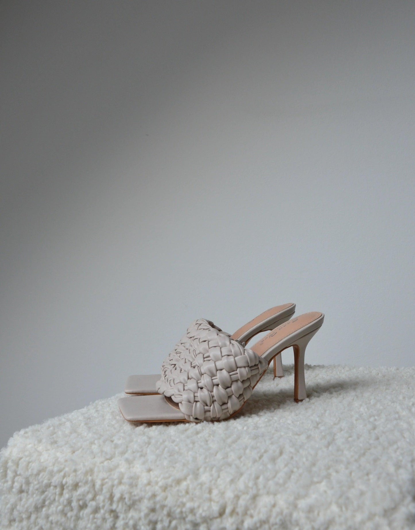 Schuhe mit Absatz und geflochtenem Design - Switch-Fashion