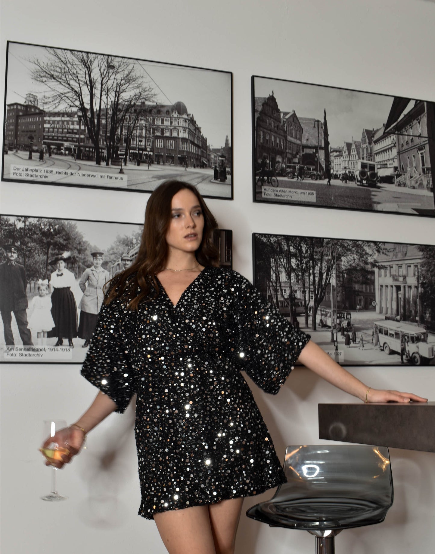Minidress mit Pailletten in Schwarz