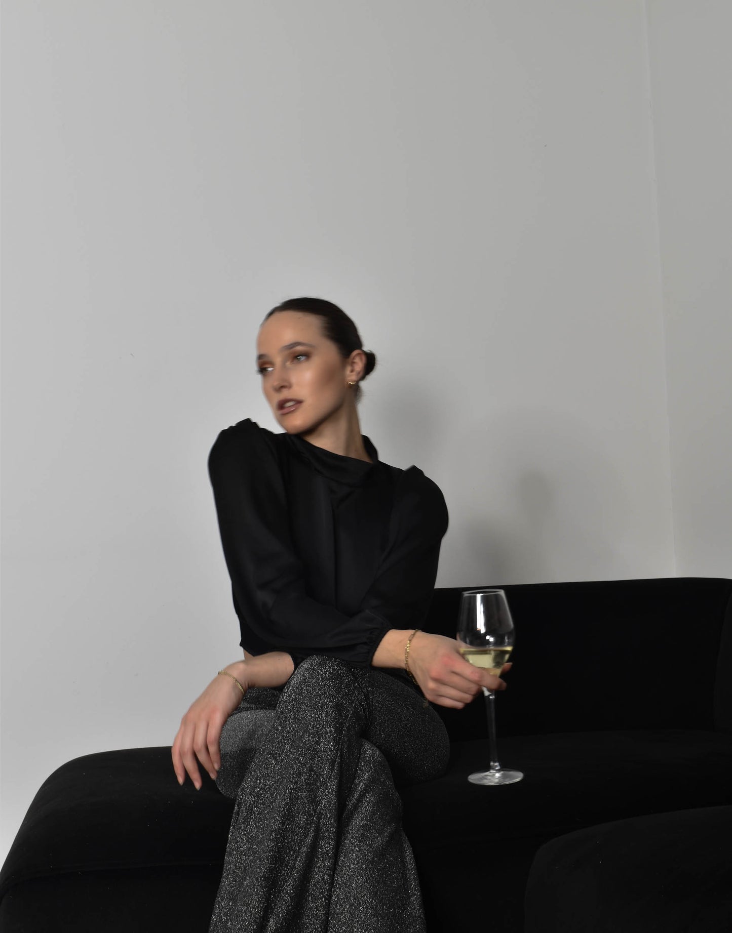 Bluse aus glänzendem Material und Rückenausschnitt