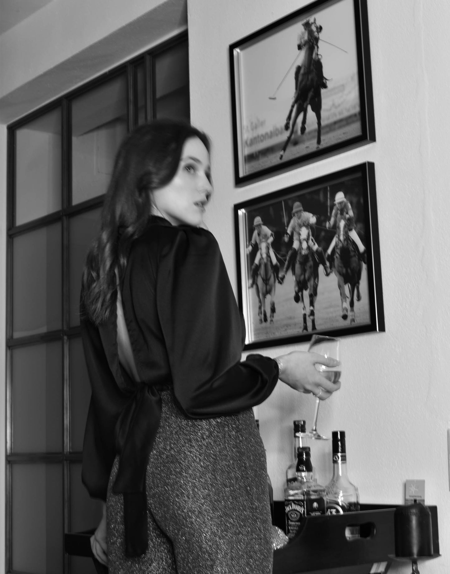 Bluse aus glänzendem Material und Rückenausschnitt