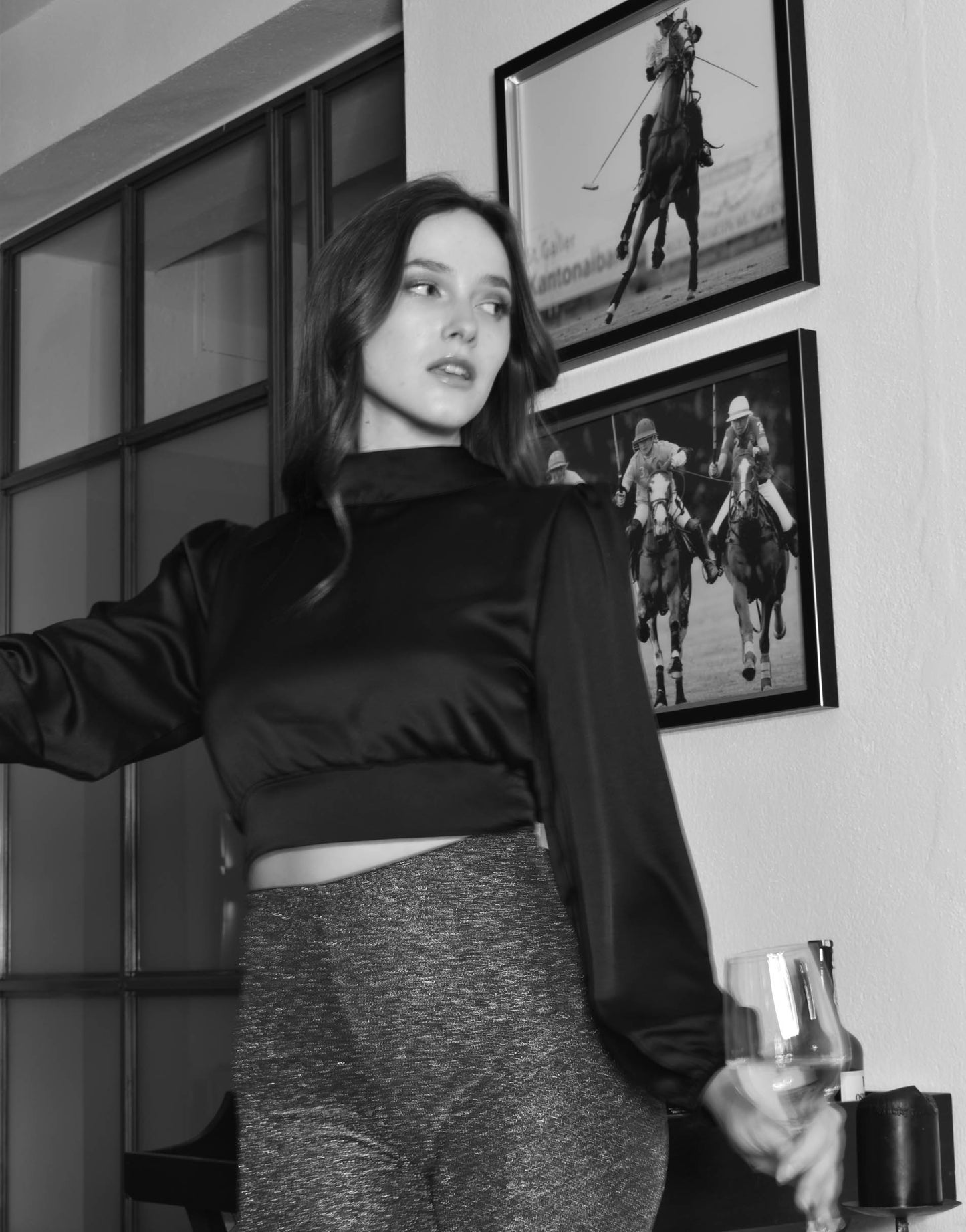 Bluse aus glänzendem Material und Rückenausschnitt