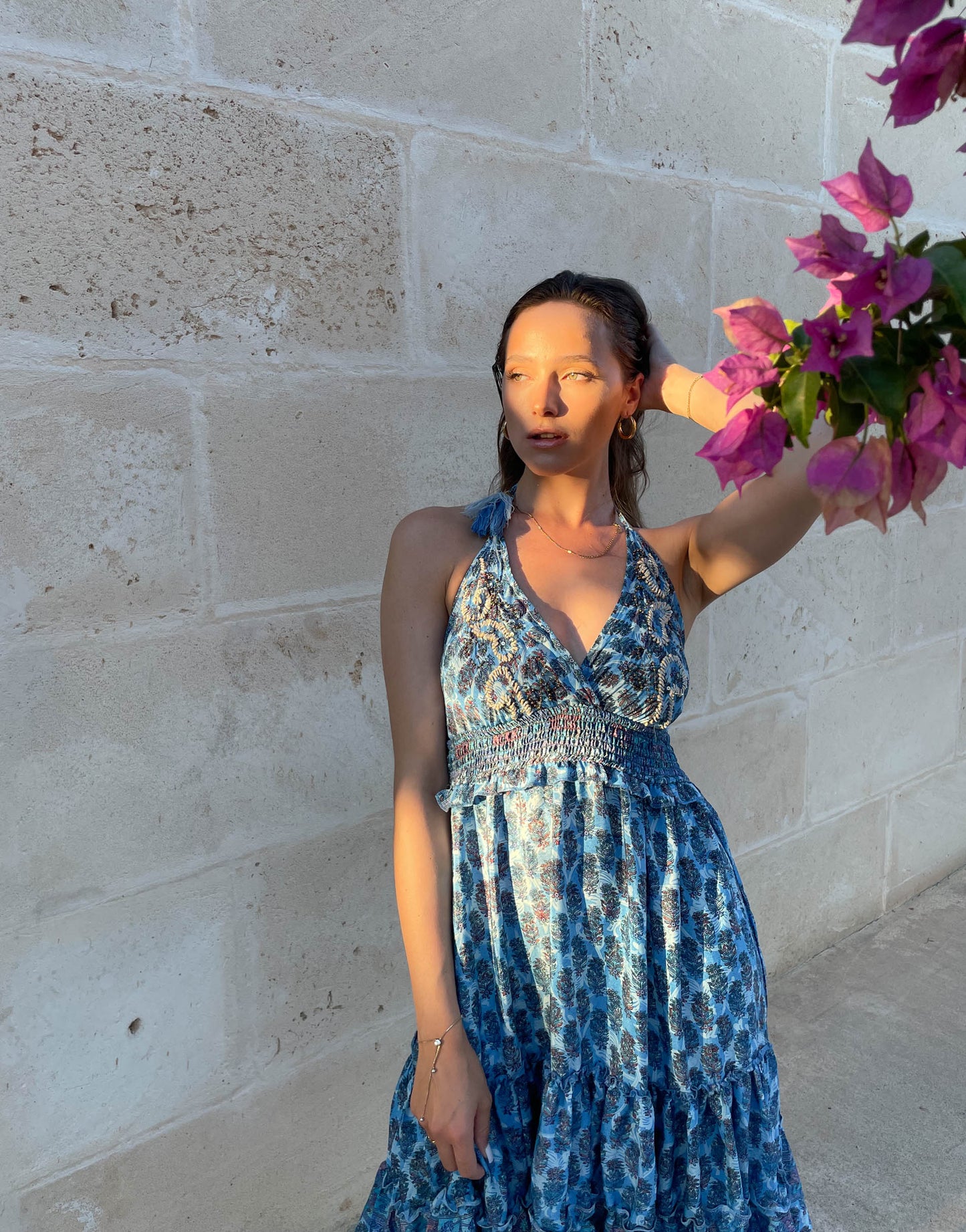 Dress Aqua: Blaues Kleid mit Stickerei und Neckholder Schnürung aus Seide
