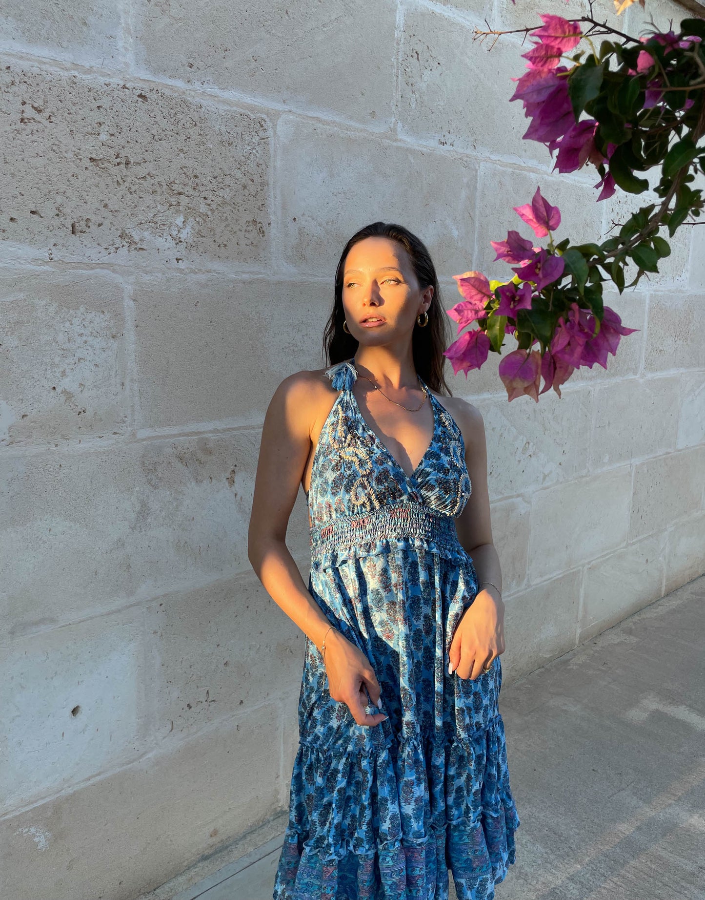 Dress Aqua: Blaues Kleid mit Stickerei und Neckholder Schnürung aus Seide