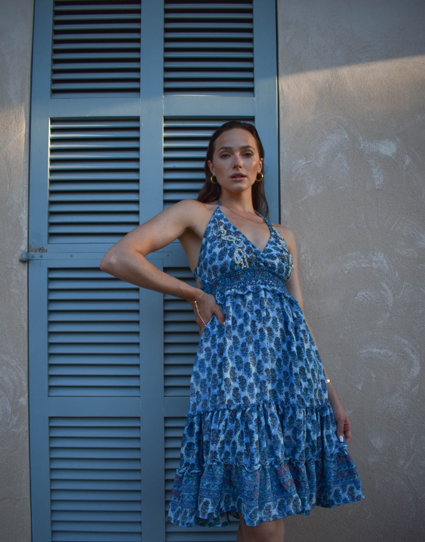 Dress Aqua: Blaues Kleid mit Stickerei und Neckholder Schnürung aus Seide