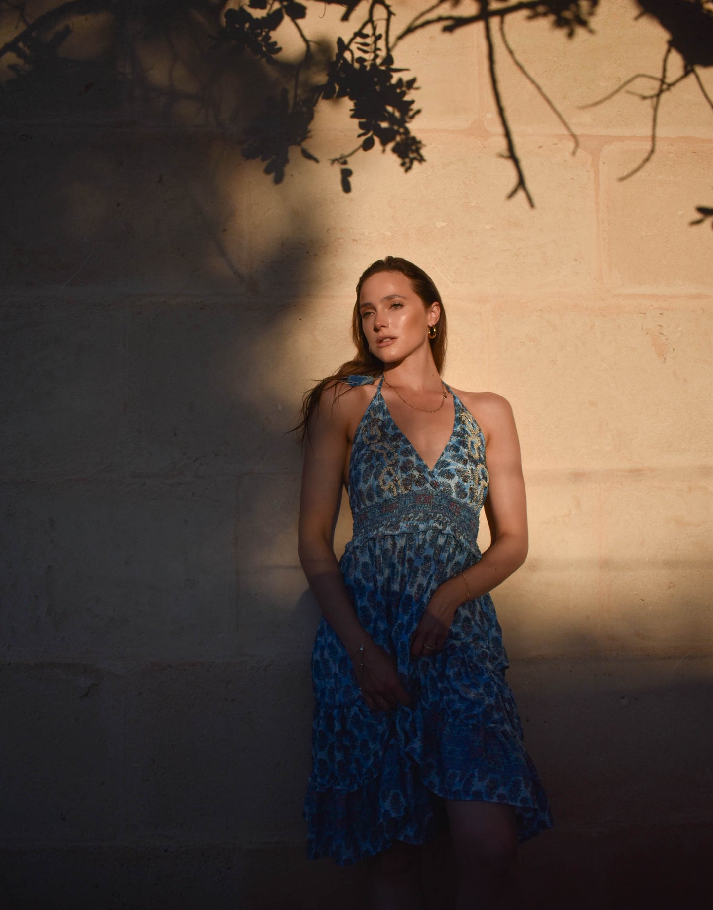 Dress Aqua: Blaues Kleid mit Stickerei und Neckholder Schnürung aus Seide