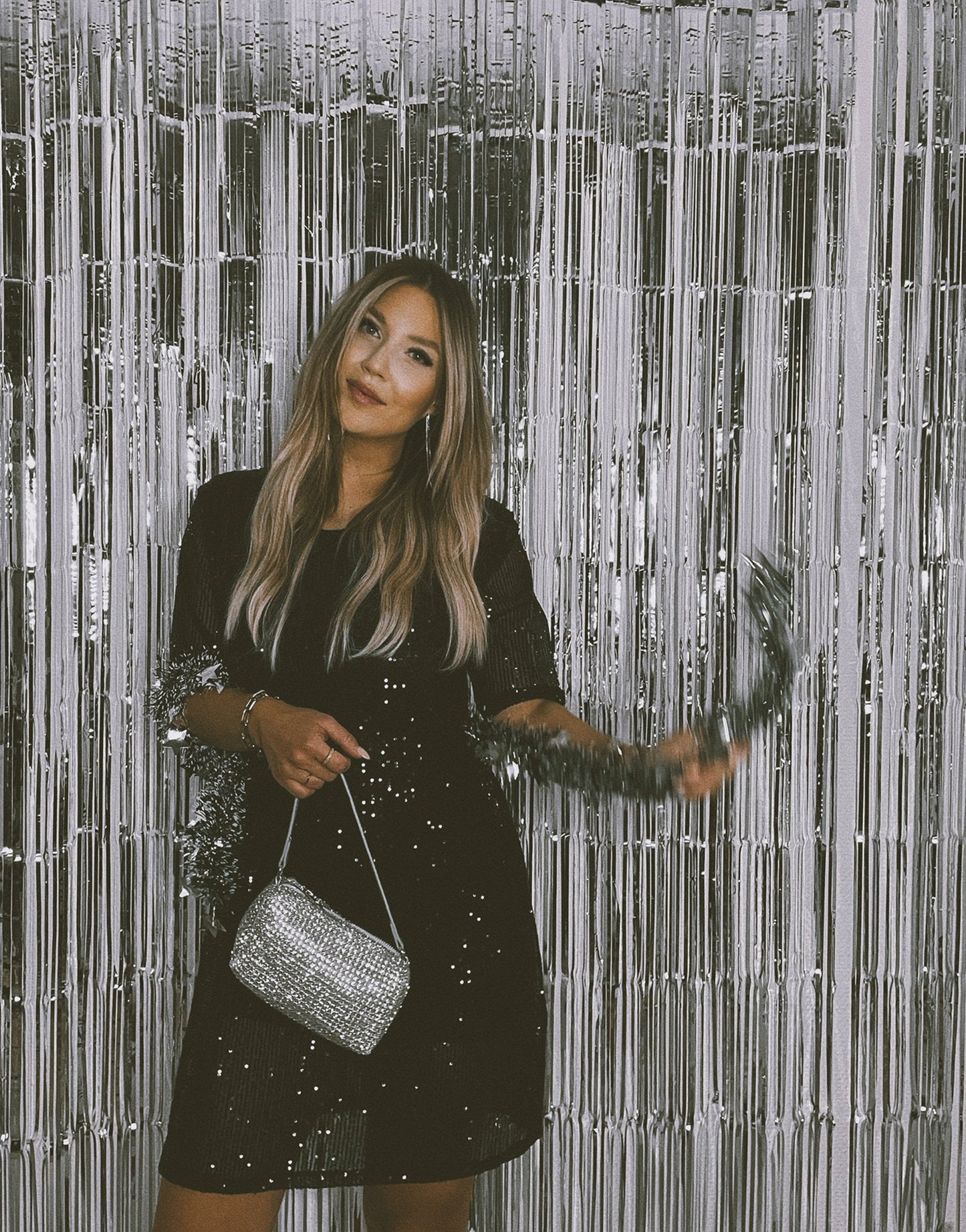 Glitzerkleid mit kurzem Arm