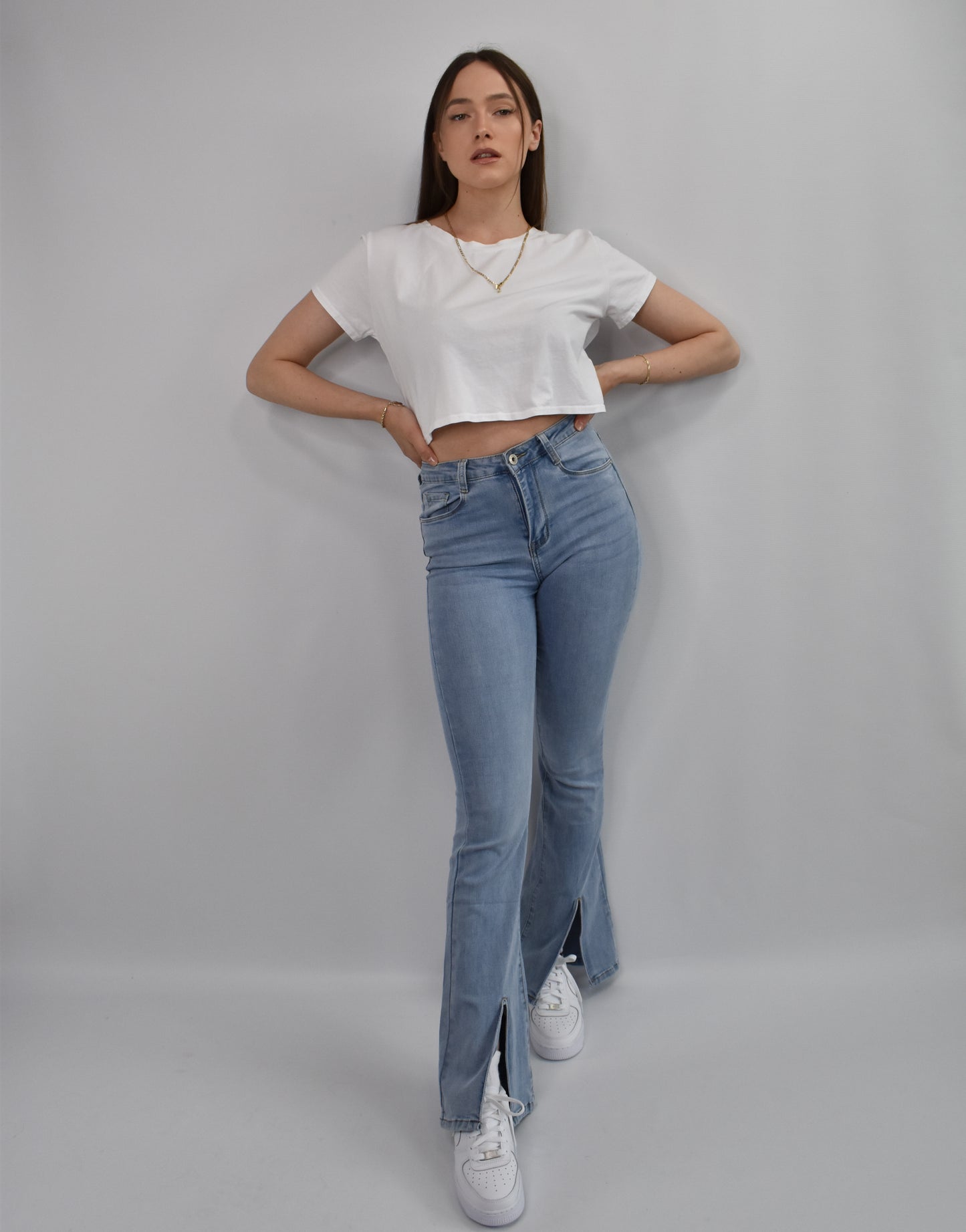 Jeans mit Schlag und Schlitz