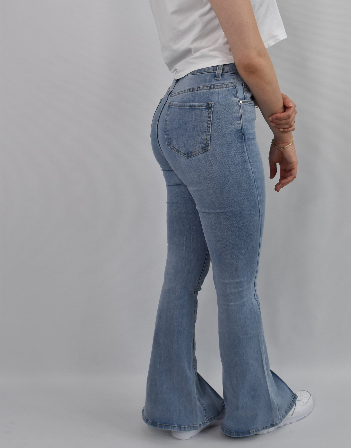 Jeans mit Schlag und Schlitz
