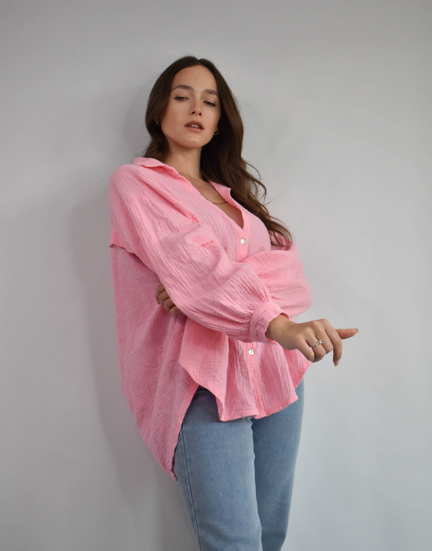 Frau mit brauen Haaren gekleidet in rosa Musselin bluse