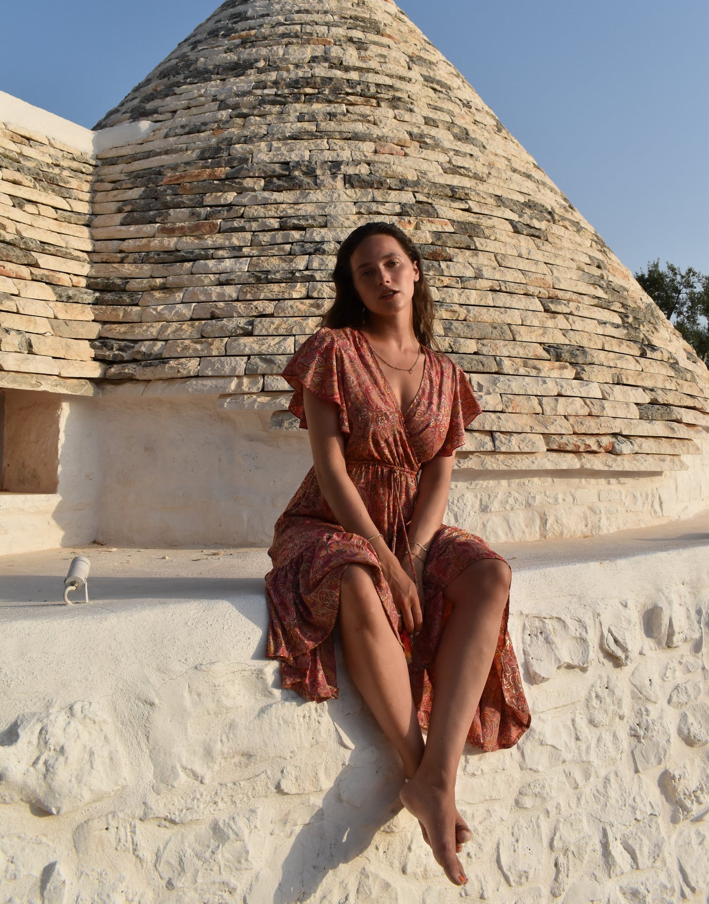 Maxidress mit Rüschen und nach hinten abfallendem Saum
