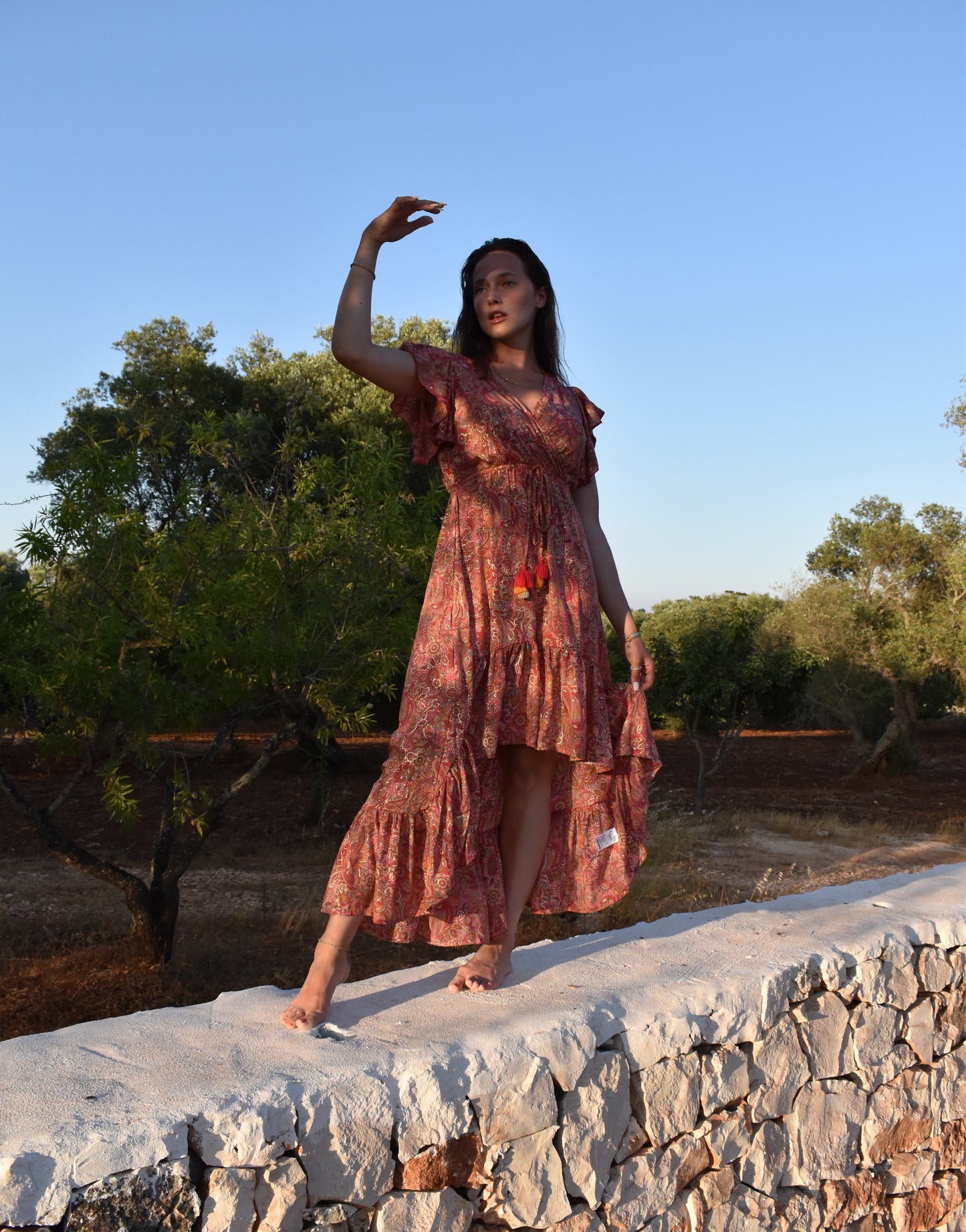 Maxidress mit Rüschen und nach hinten abfallendem Saum