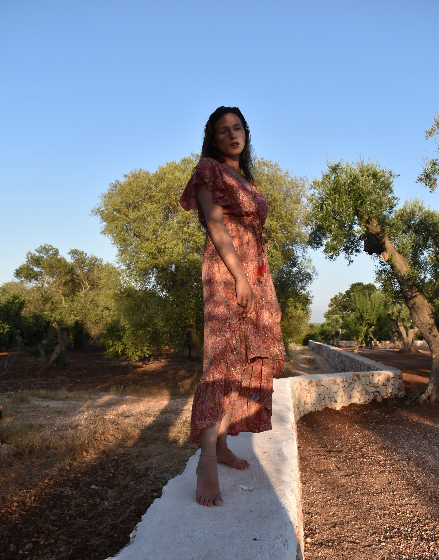Maxidress mit Rüschen und nach hinten abfallendem Saum