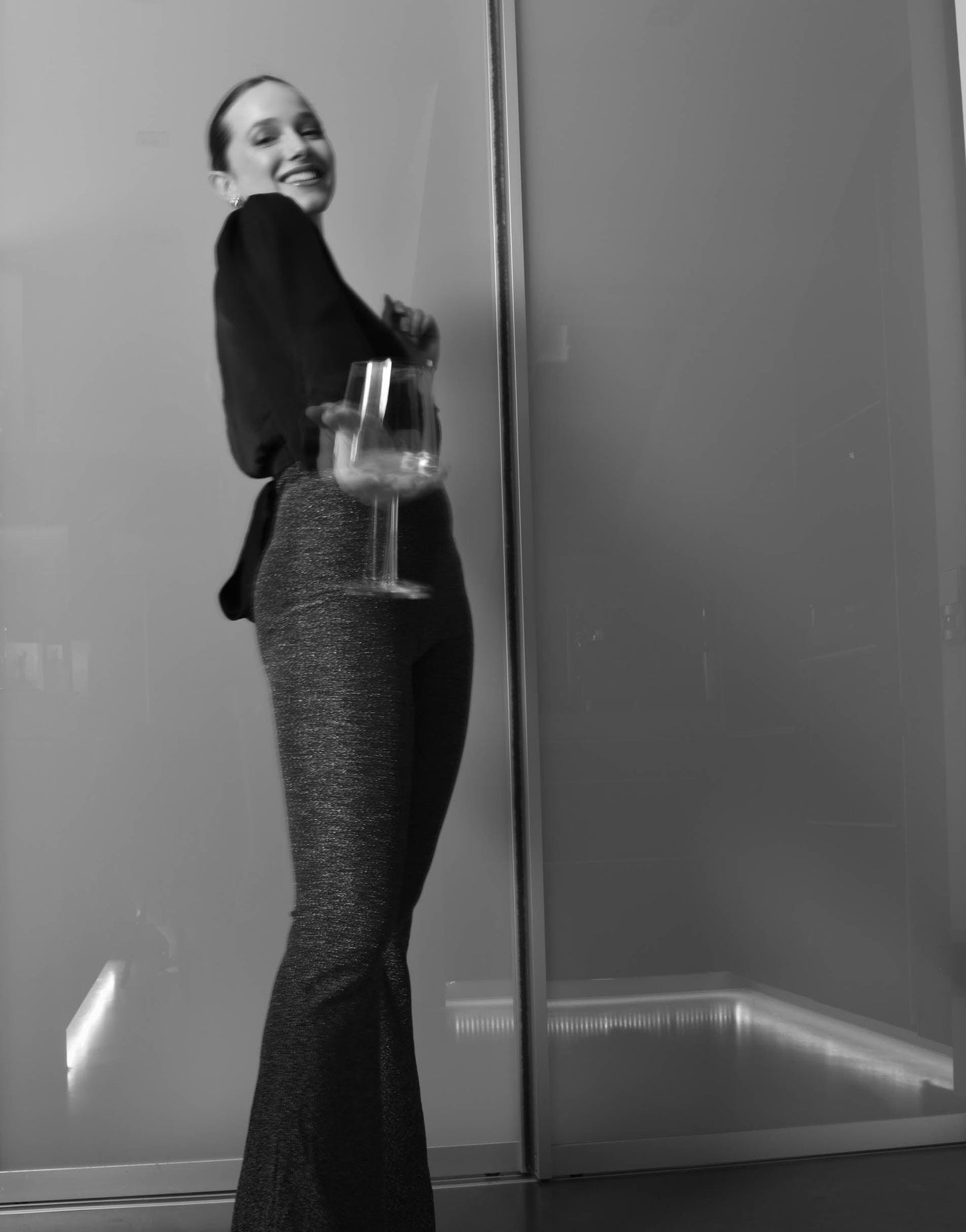 Schmal geschnittene Schlaghose in Silber - Switch-Fashion