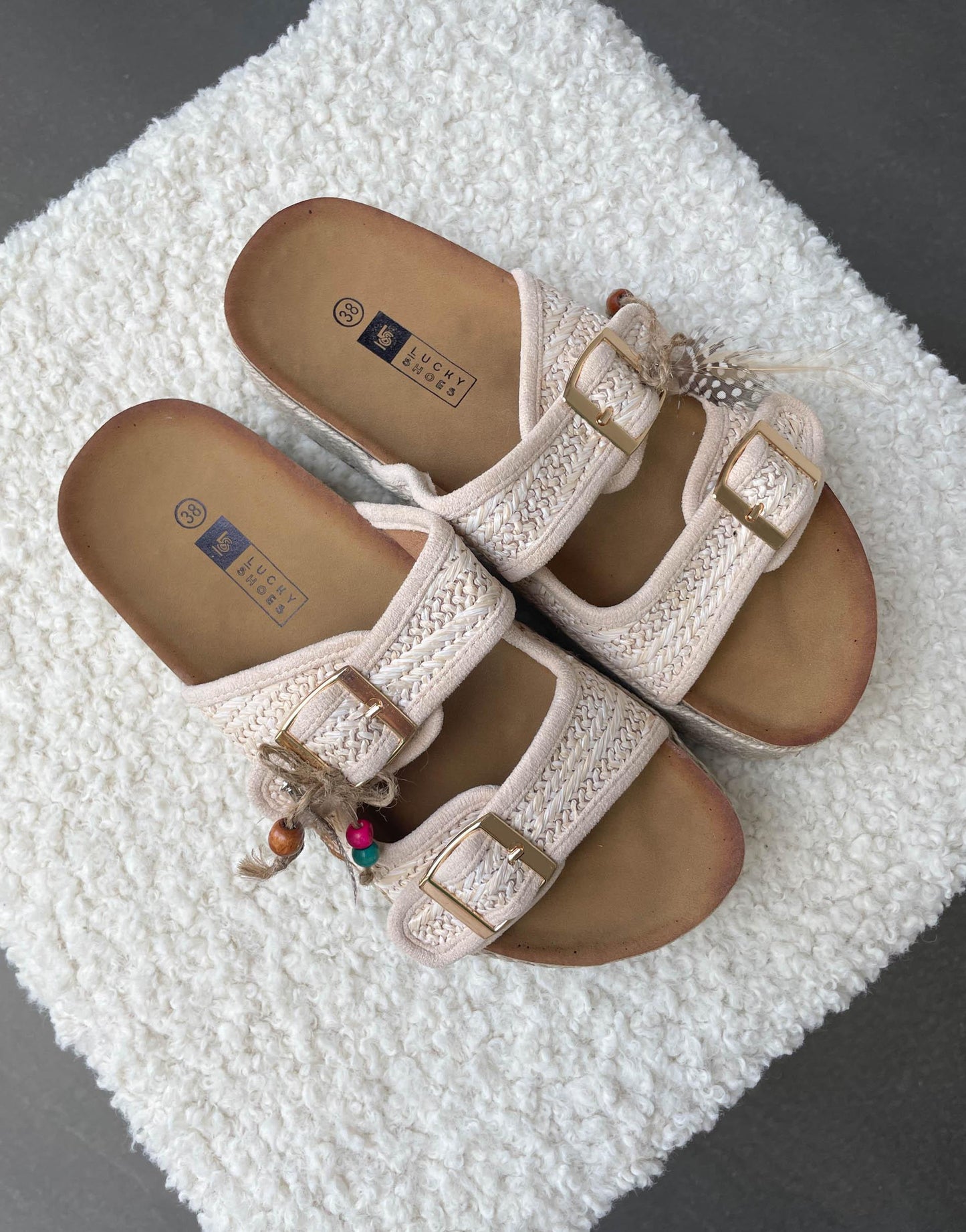 Sandalen in beige mit Schnallen und Details - Switch-Fashion