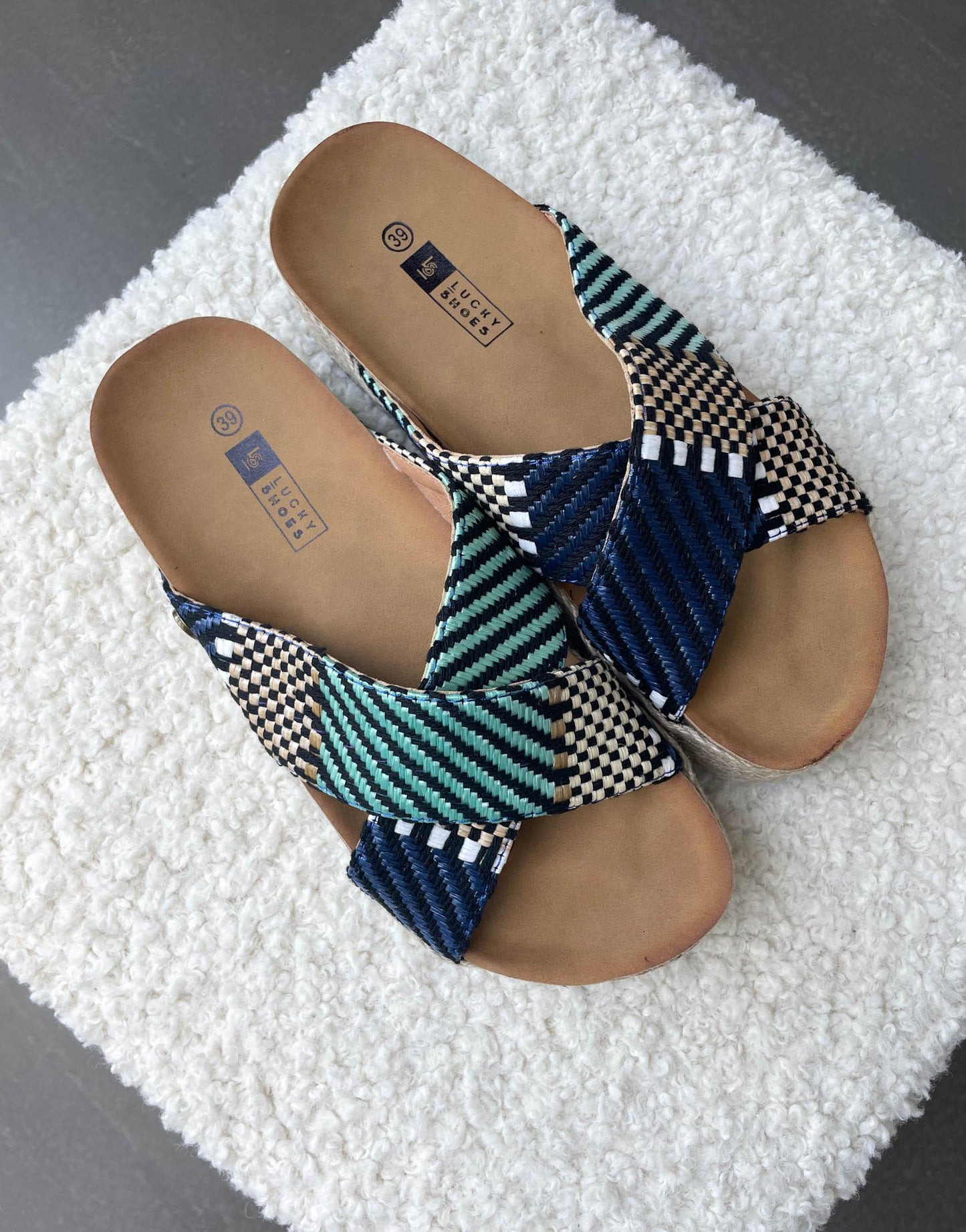 Schlappen mit überkreuzten Riemen in blau - Switch-Fashion