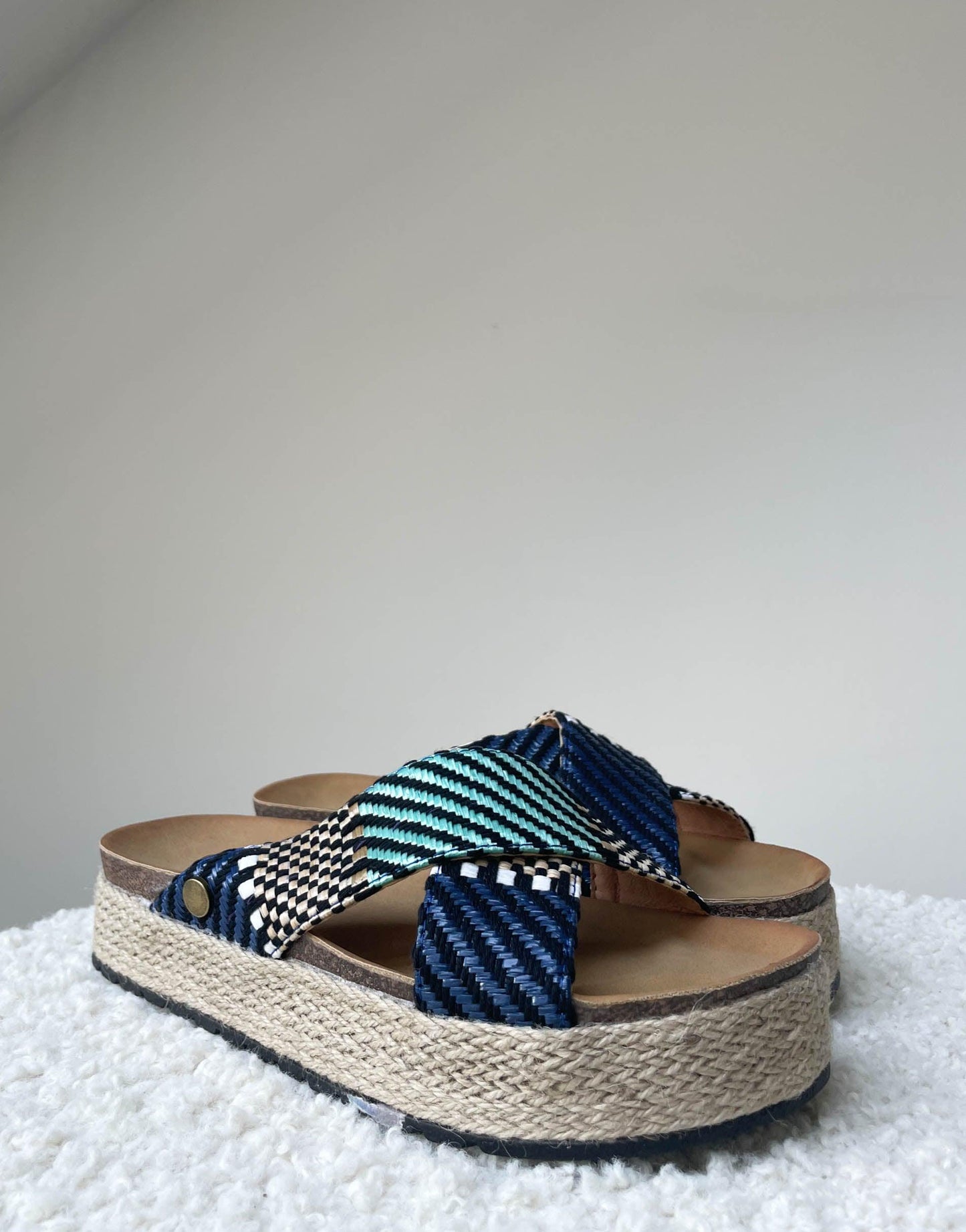 Schlappen mit überkreuzten Riemen in blau - Switch-Fashion