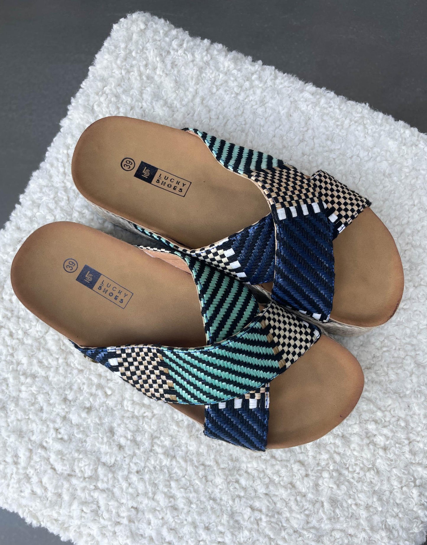 Schlappen mit überkreuzten Riemen in blau - Switch-Fashion