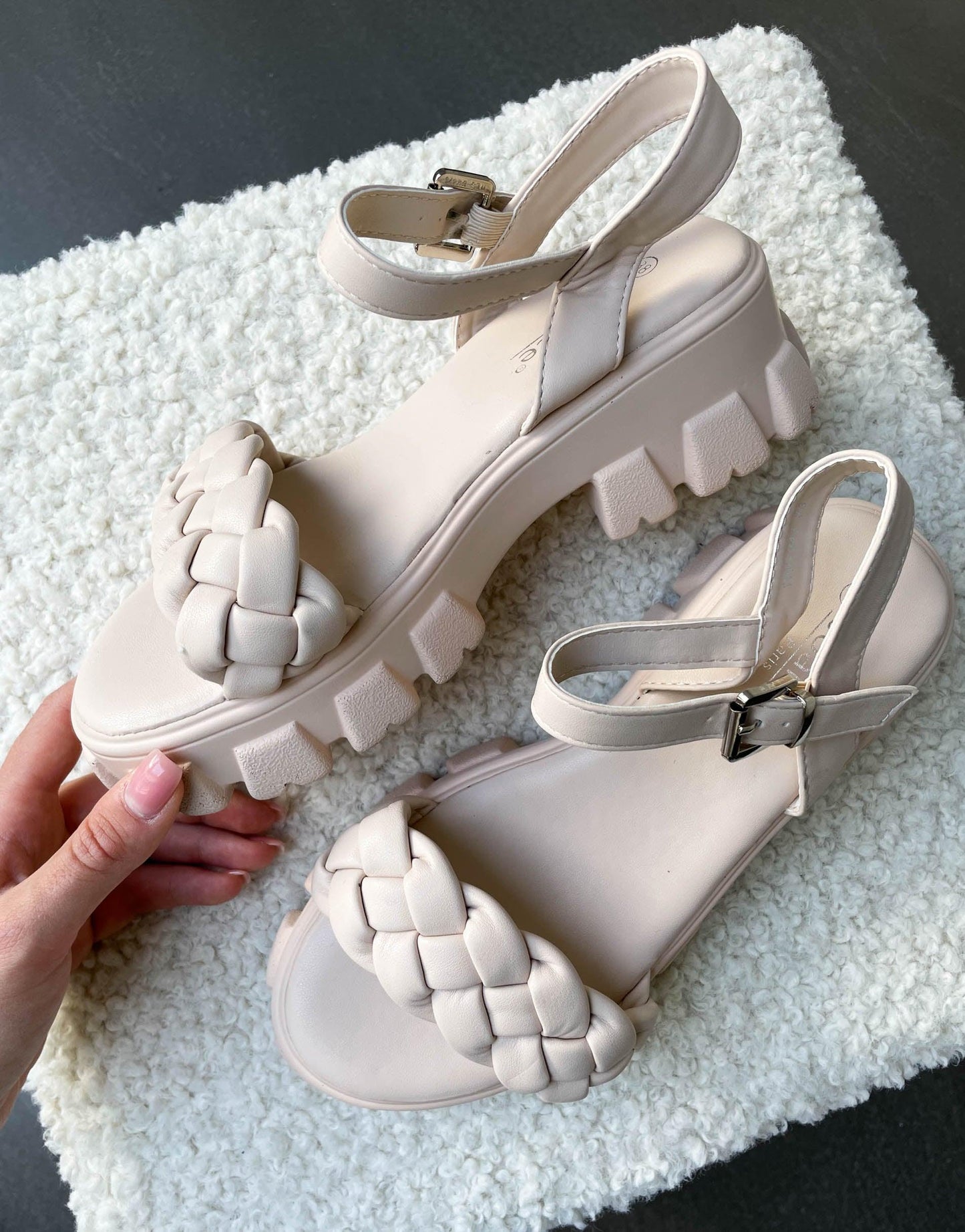 Sandalen in beige mit geflochtenem Riemen - Switch-Fashion