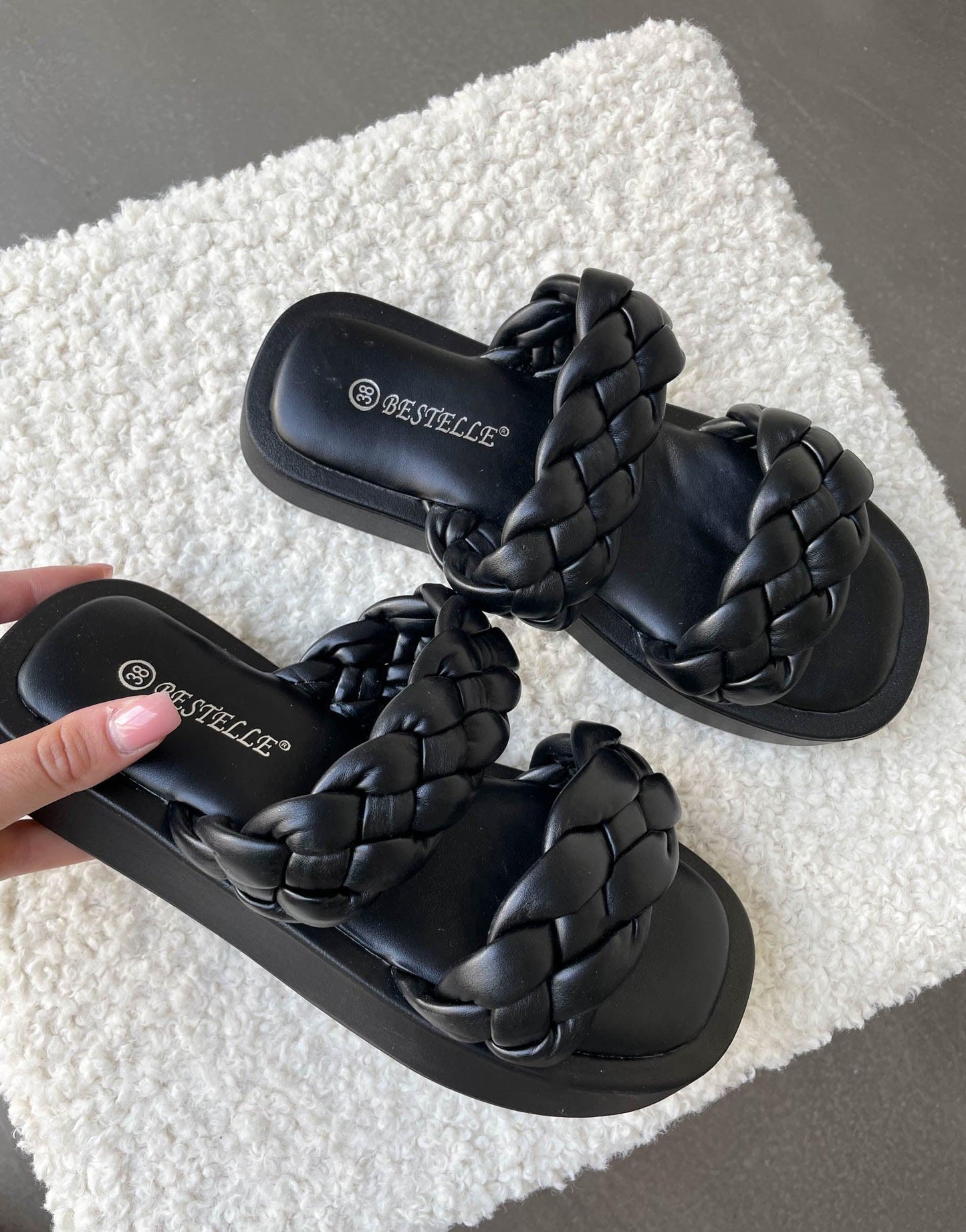 Schlappen mit geflochtenem Design in Schwarz - Switch-Fashion