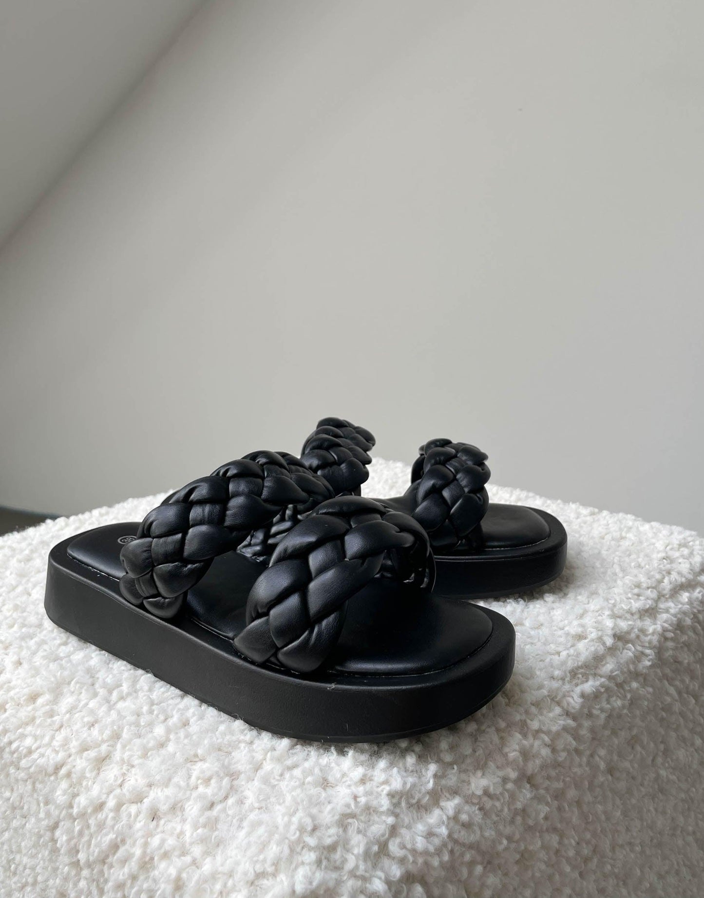 Schlappen mit geflochtenem Design in Schwarz - Switch-Fashion