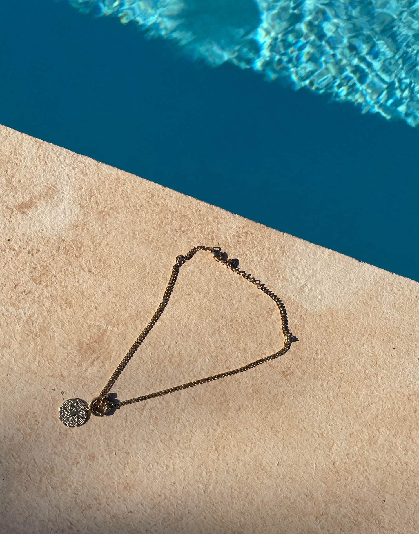 Goldkette aus Edelstahl mit rundem Anhänger und Glitzer Auge