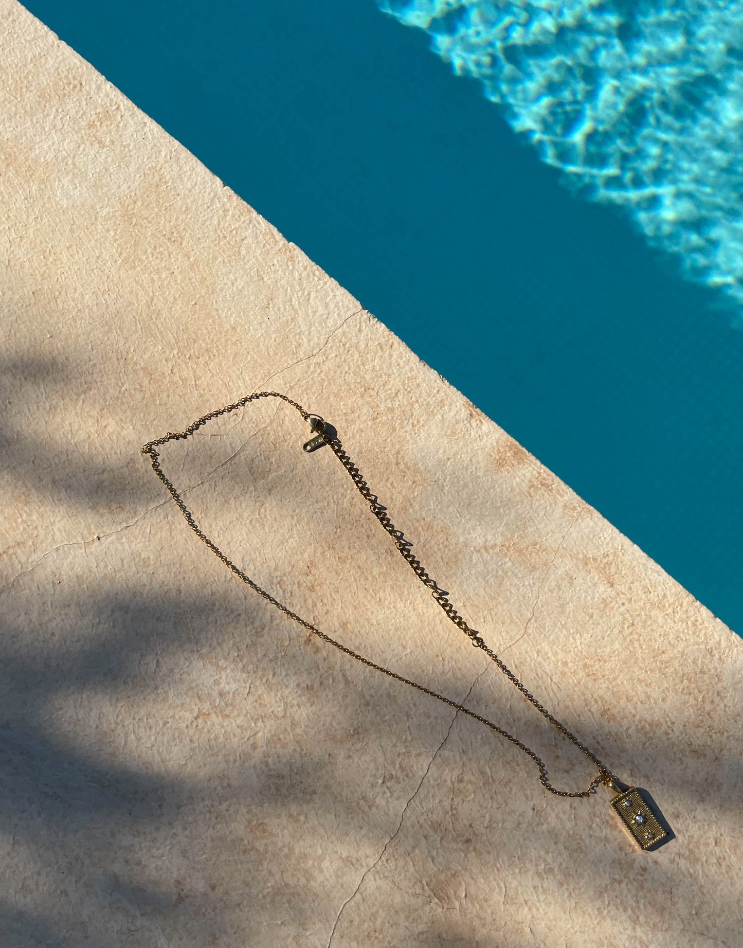 Goldkette aus Edelstahl mit eckigem Anhänger und Glitzer Steinen