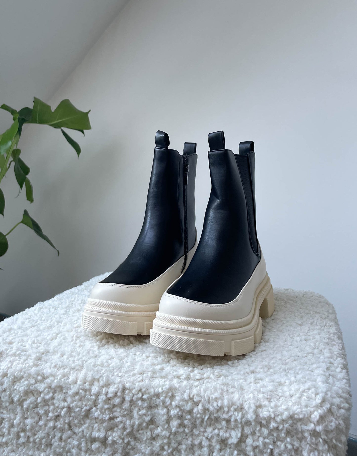 Schwarze Boots mit heller Sohle