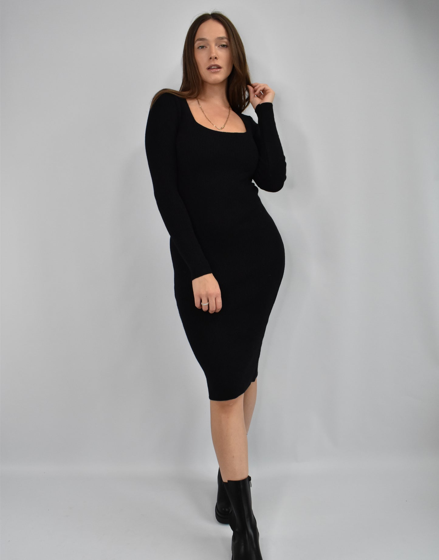 Geripptes Strickkleid mit eckigem Ausschnitt